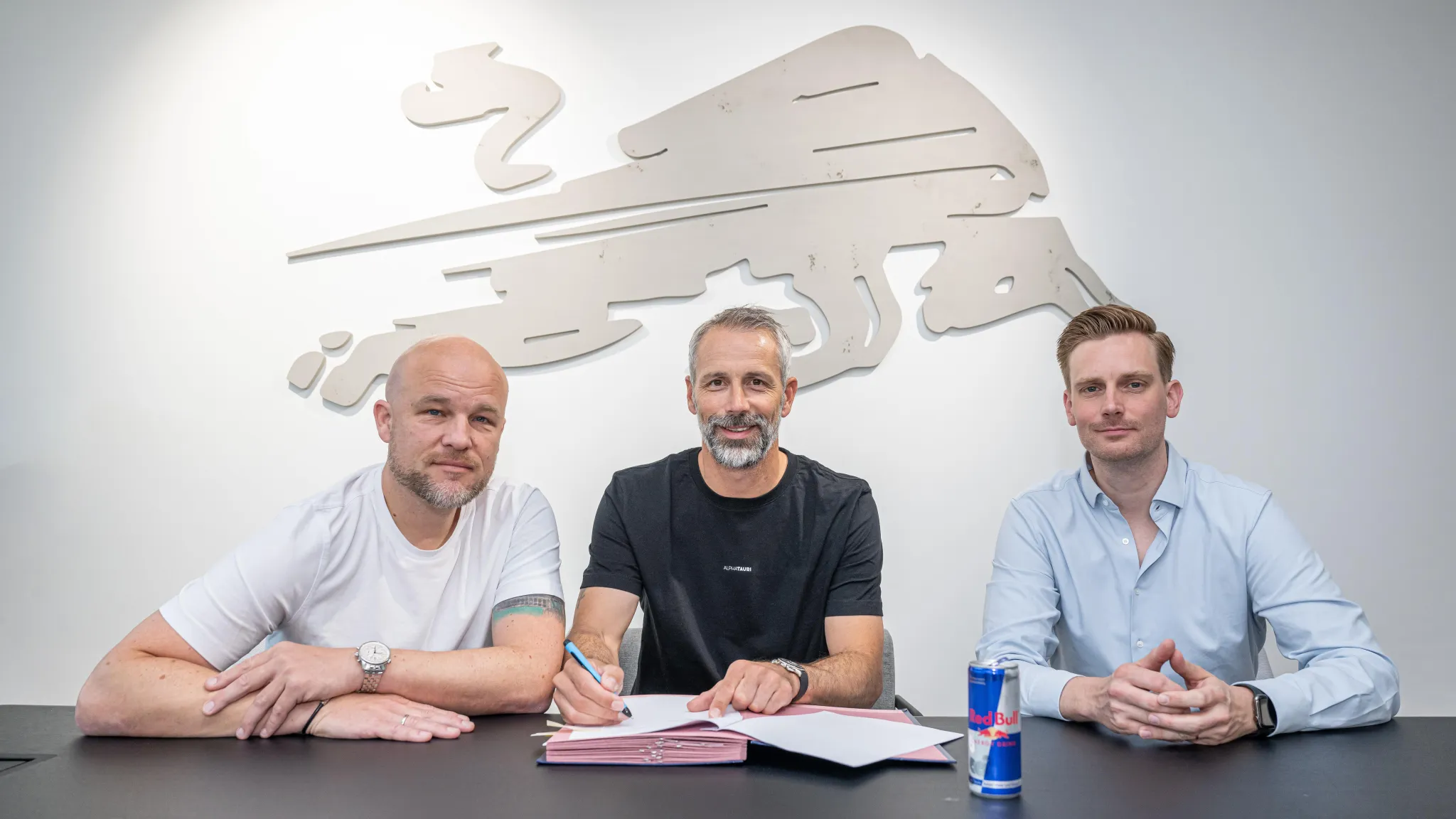 Rouven Schröder, Marco Rose and Johann Plenge signing the contract (from left).