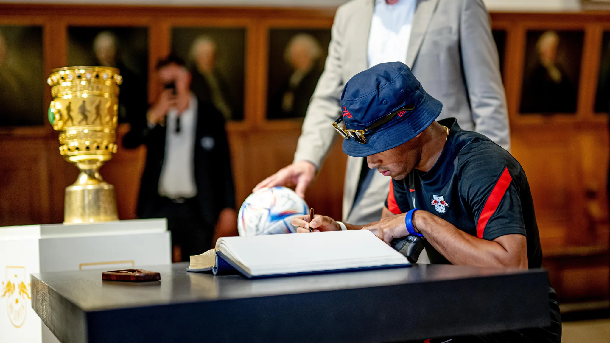 DFB-Pokalsieger 2022! Tyler Adams trägt sich in das Goldene Buch der Stadt Leipzig ein.