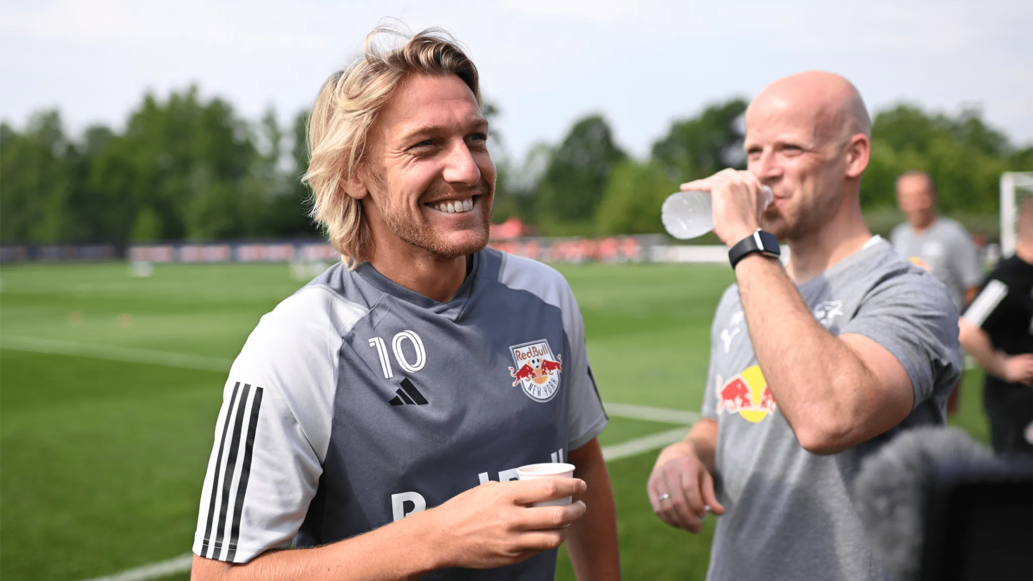 Emil Forsberg freut sich über seinen Besuch beim Training der Roten Bullen.