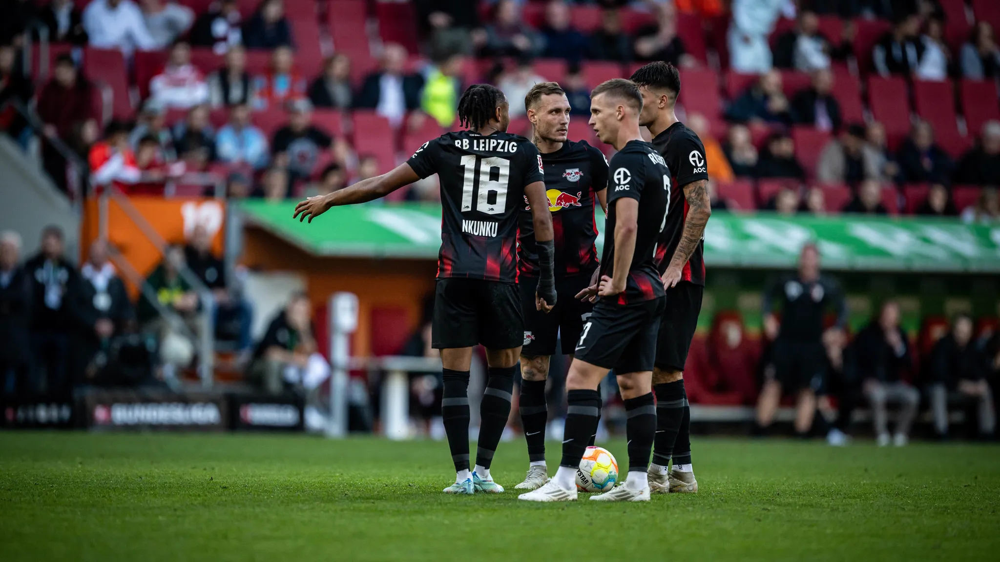 Christopher Nkunku, David Raum, Dominik Szoboszlai und Dani Olmo von RB Leipzig beim Freistoß.