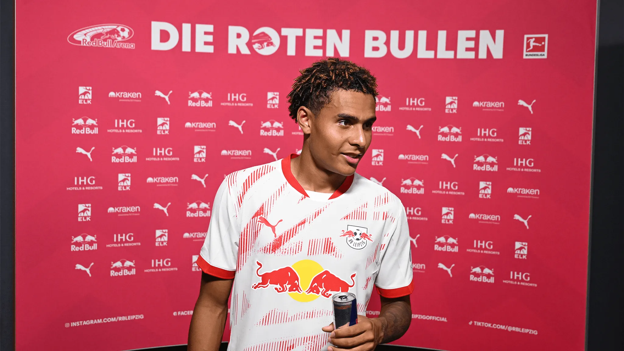 Antonio Nusa nach dem Spiel in der Mixed Zone der Red Bull Arena.