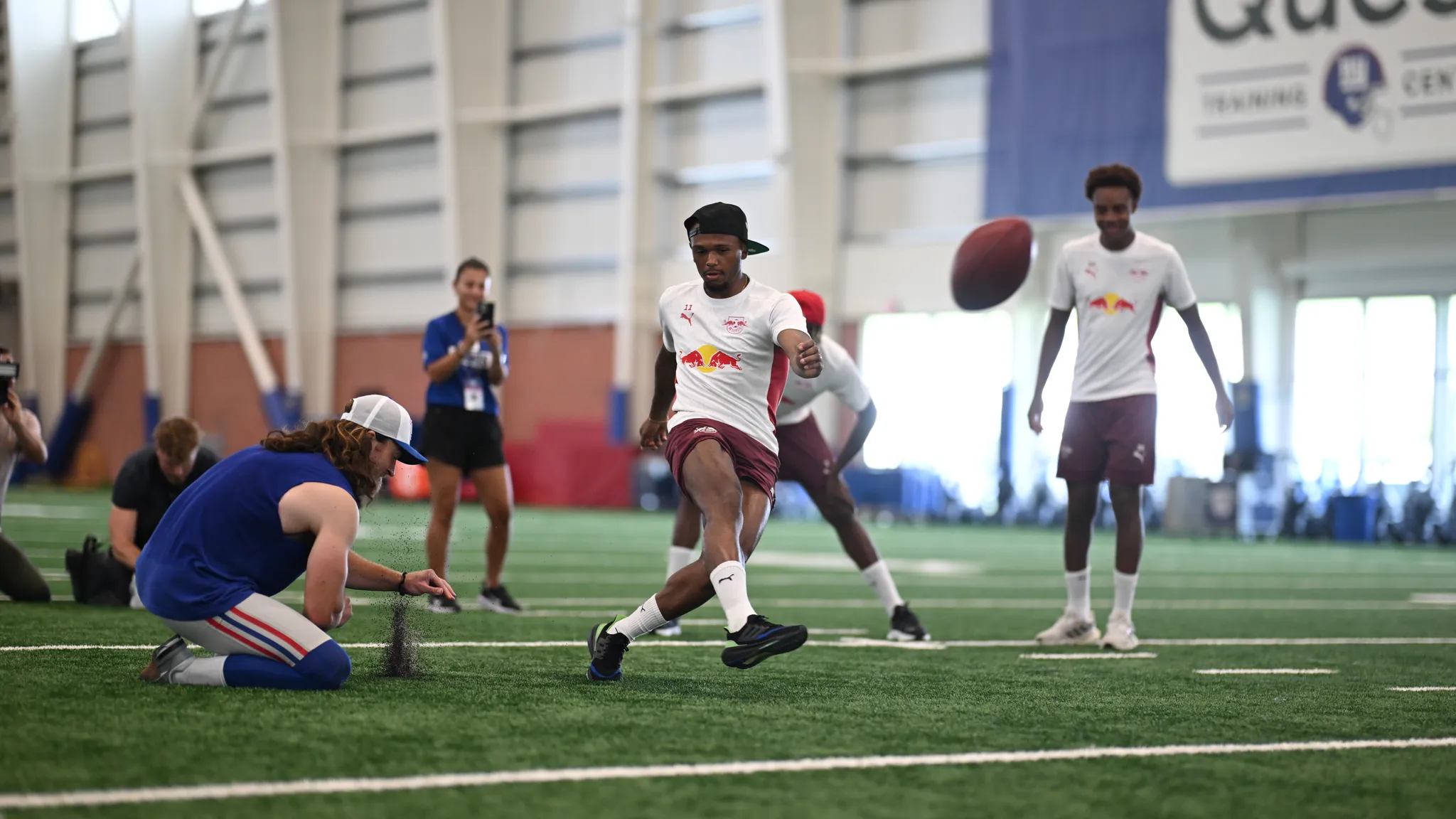 Lois Openda kickt den Football im Trainingszentrum der New York Giants.