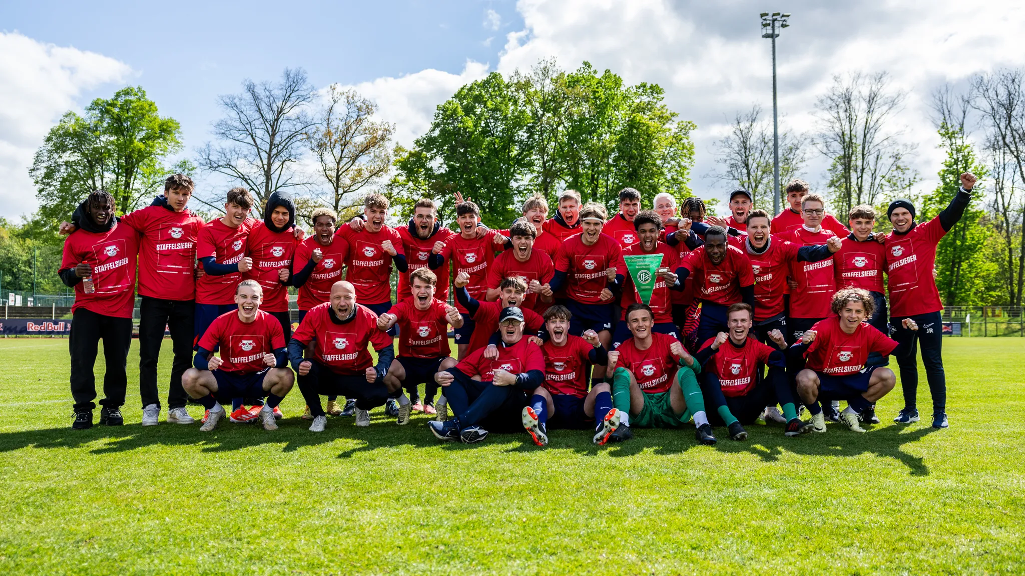 Die U17 feiert den Staffelsieg.