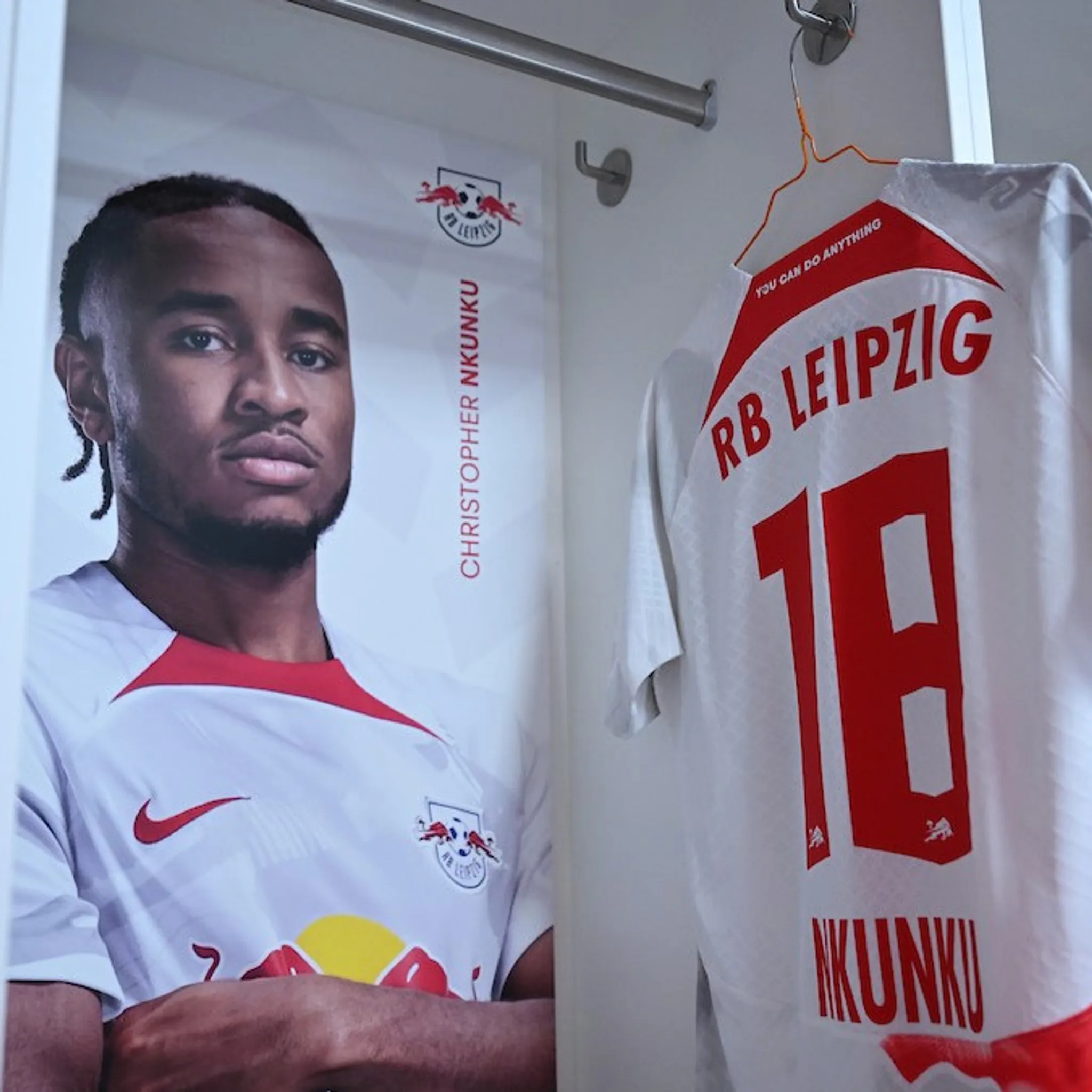 Das Trikot von Christopher Nkunku in der Kabine von RB Leipzig in der Red Bull Arena.