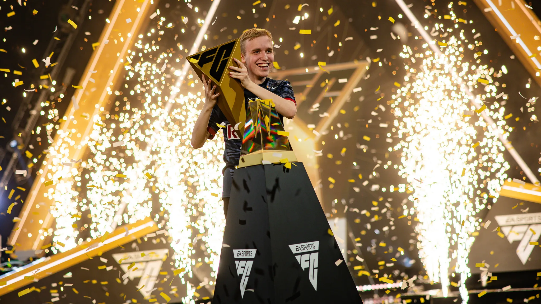 Weltmeister Anders Vejrgang stemmt die nächste Trophäe in die Höhe