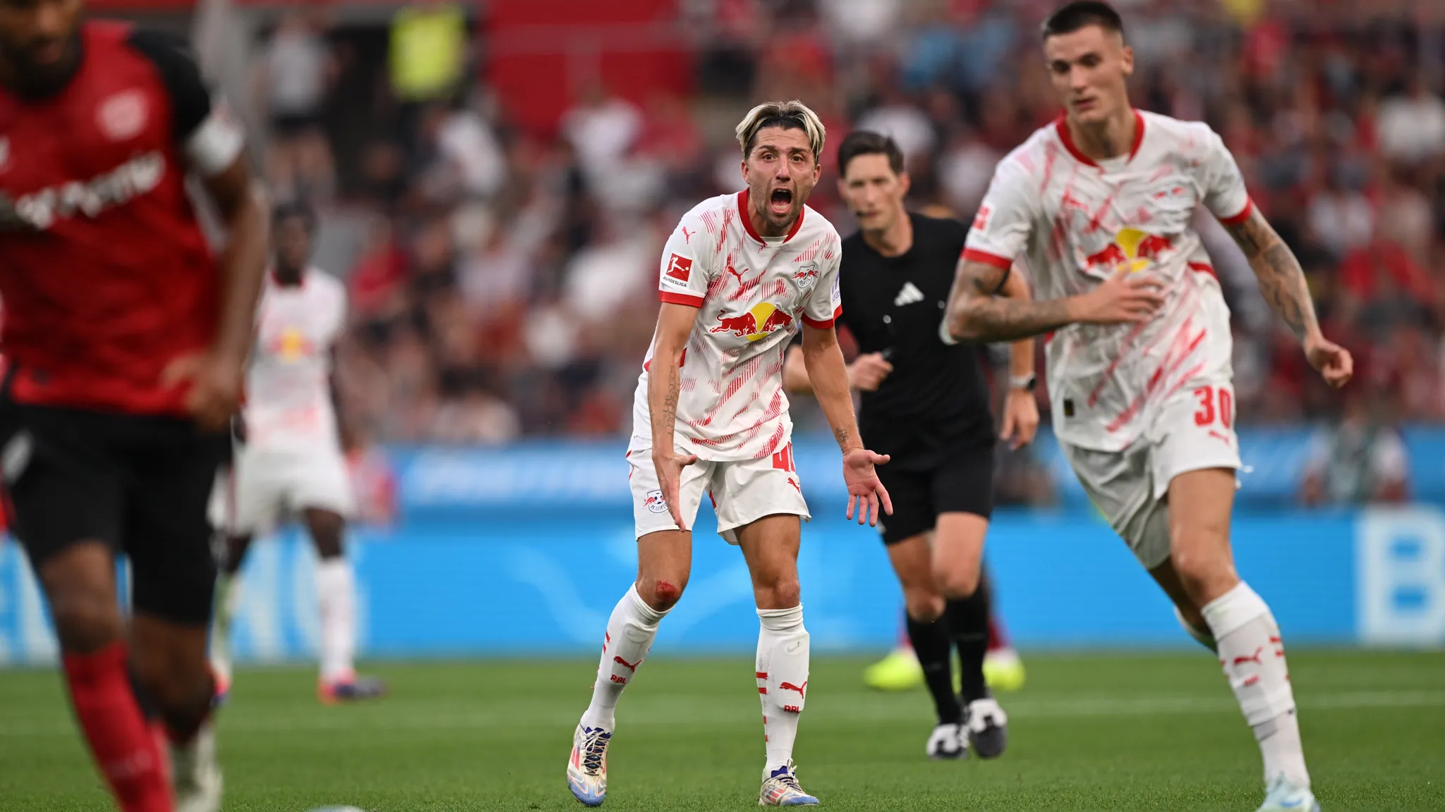 Kevin Kampl regt sich im Spiel gegen Leverkusen auf