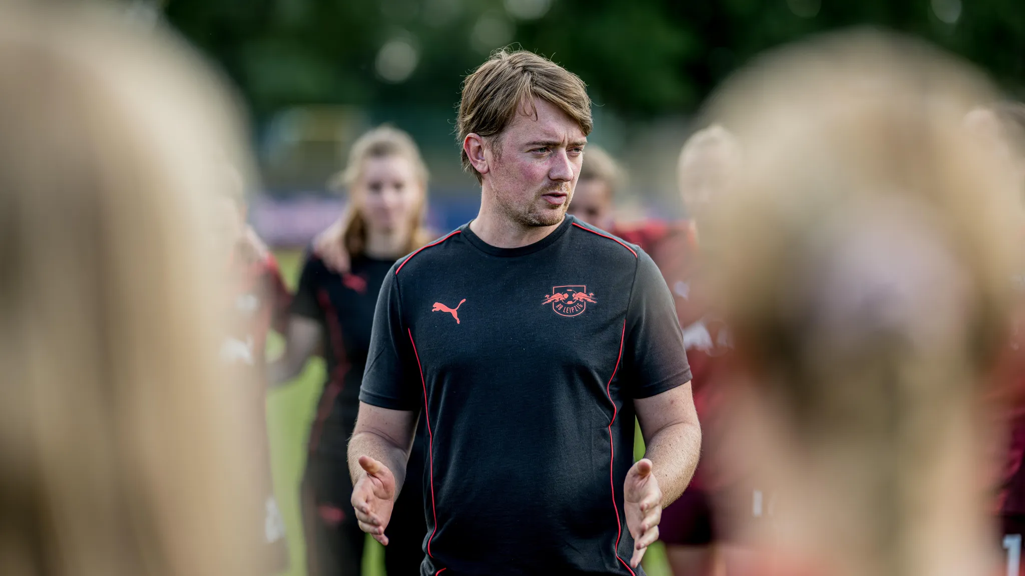 Trainer Jonas Stephan spricht nach dem Testspiel gegen Slask Breslau im Teamkreis.