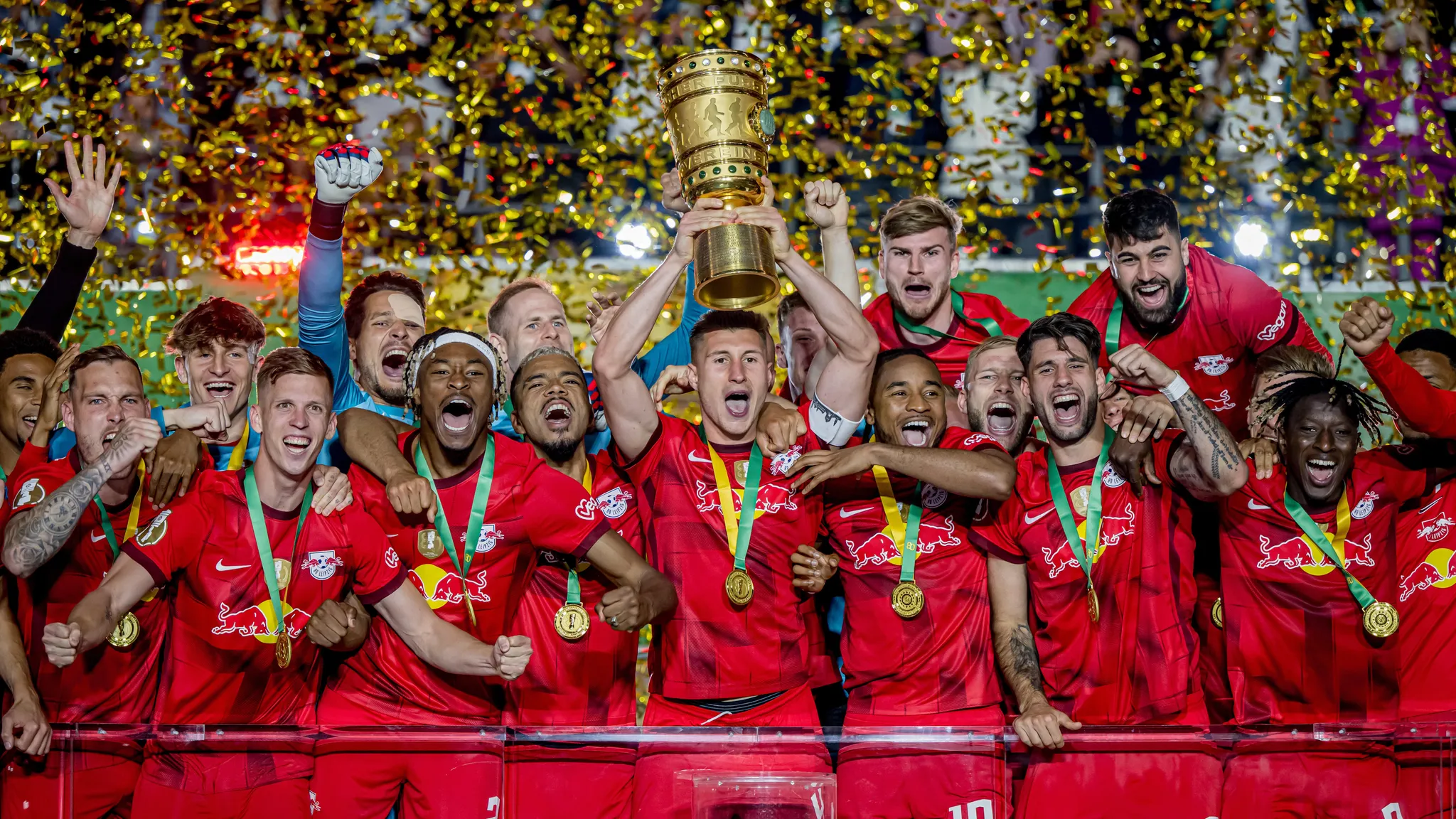 Willi Orban reckt den DFB-Pokal in den Berliner Nachthimmel.