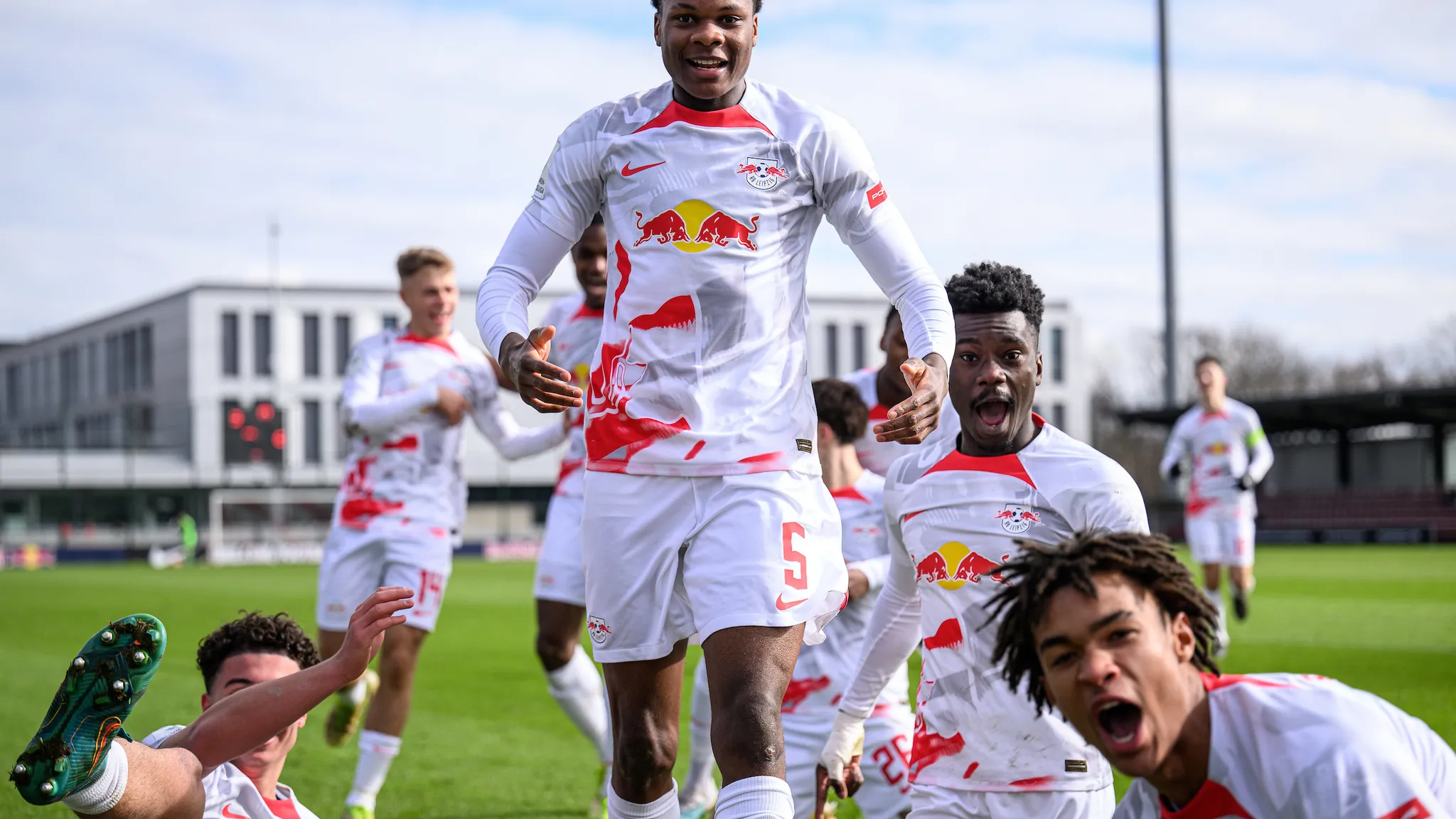 Die U19 von RB Leipzig jubelt über einen Treffer.