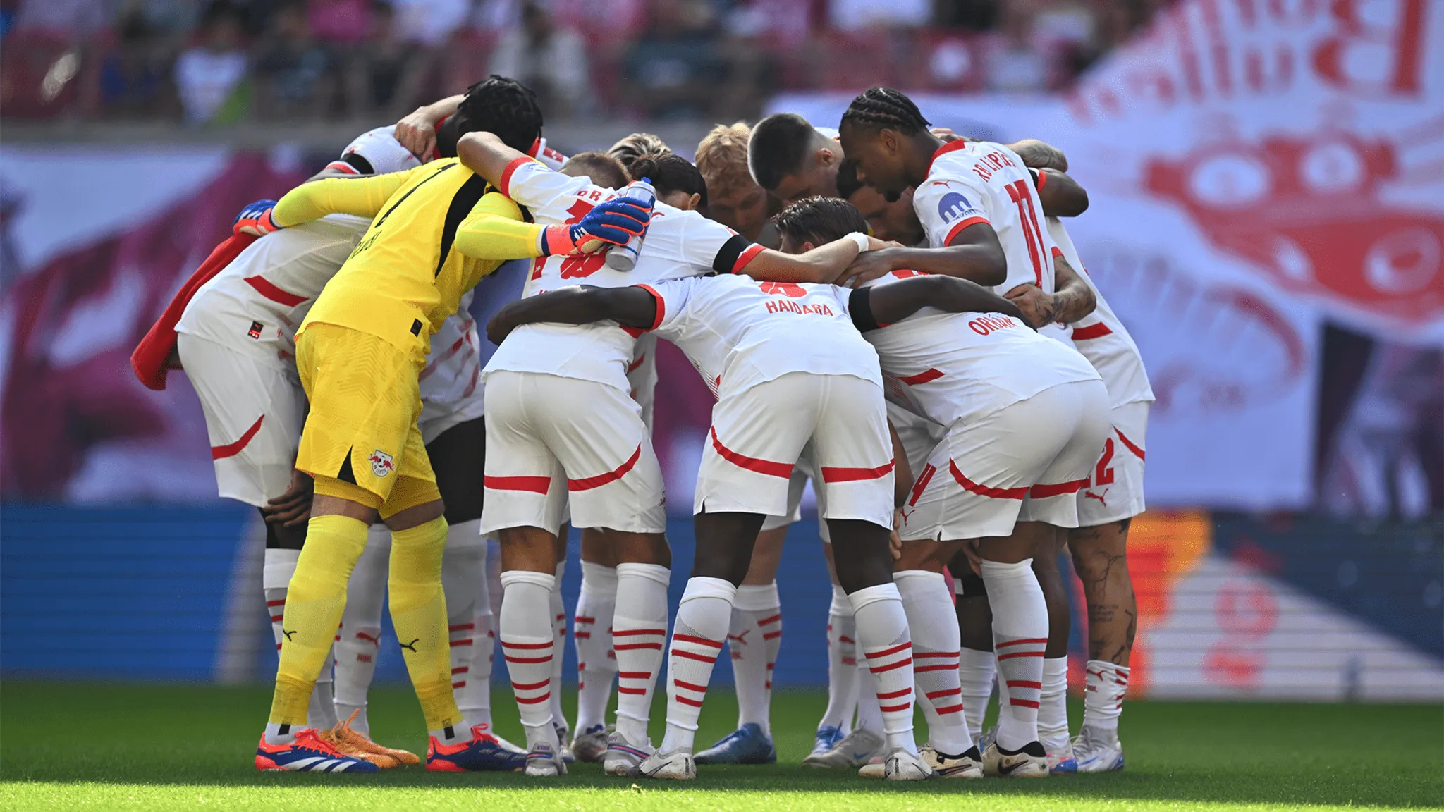 Das Team von RB Leipzig formt kurz vor Spielbeginn einen Kreis.