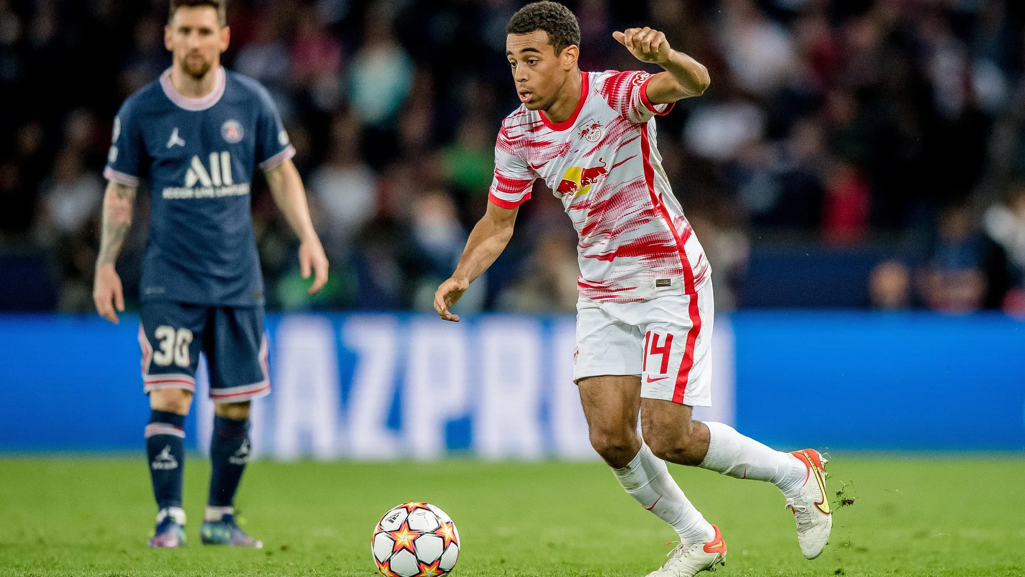 Tyler Adams am Ball, im Hintergrund Lionel Messi.