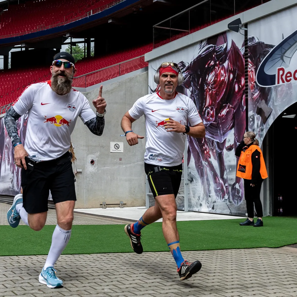 Läufer beim Wings For Life World Run in der Red Bull Arena von RB Leipzig.