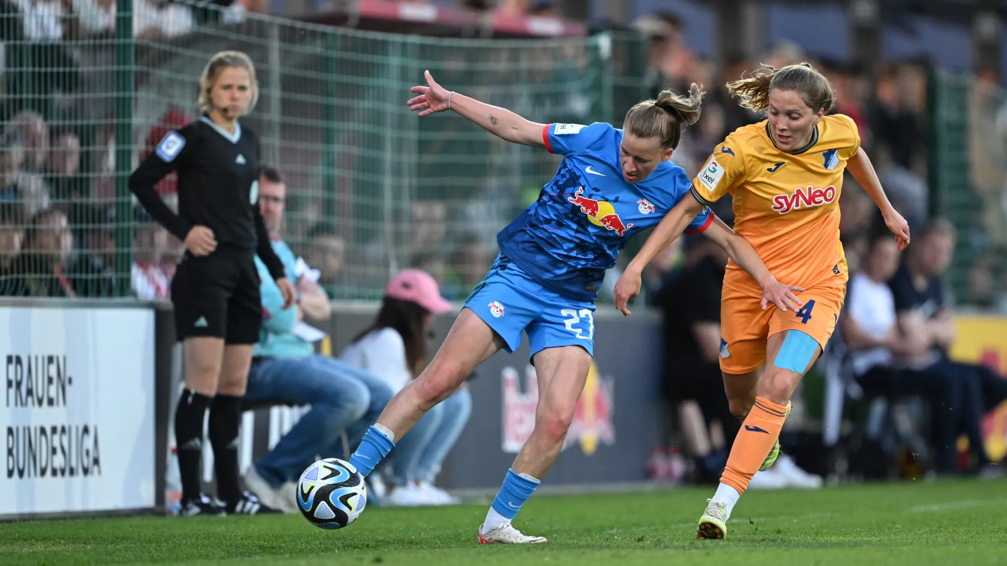 Marlene Müller im Zweikampf mit Lisann Kaut.