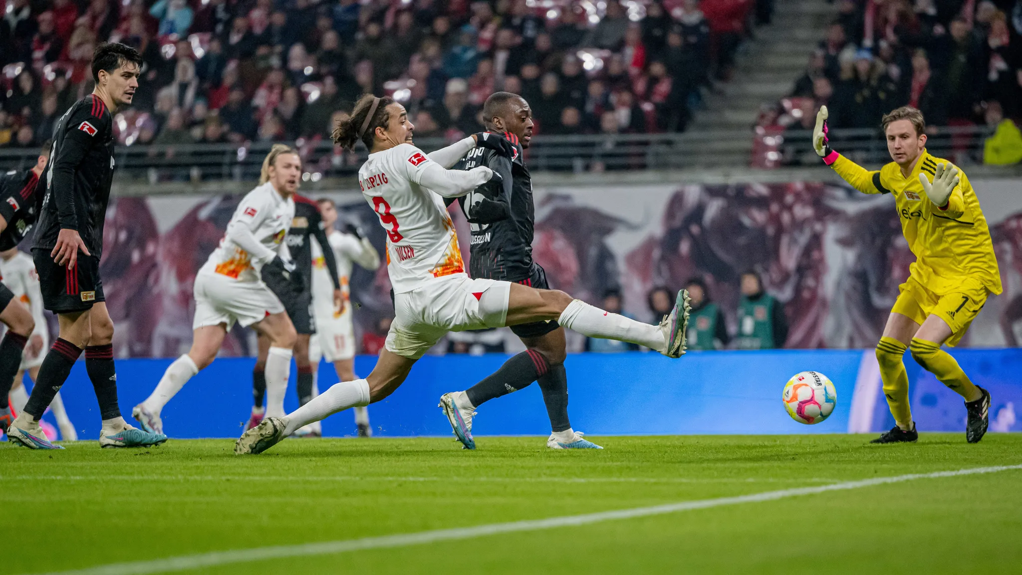 Yussuf Poulsen von RB Leipzig kämpft gegen Union Berlin um den Ball. 