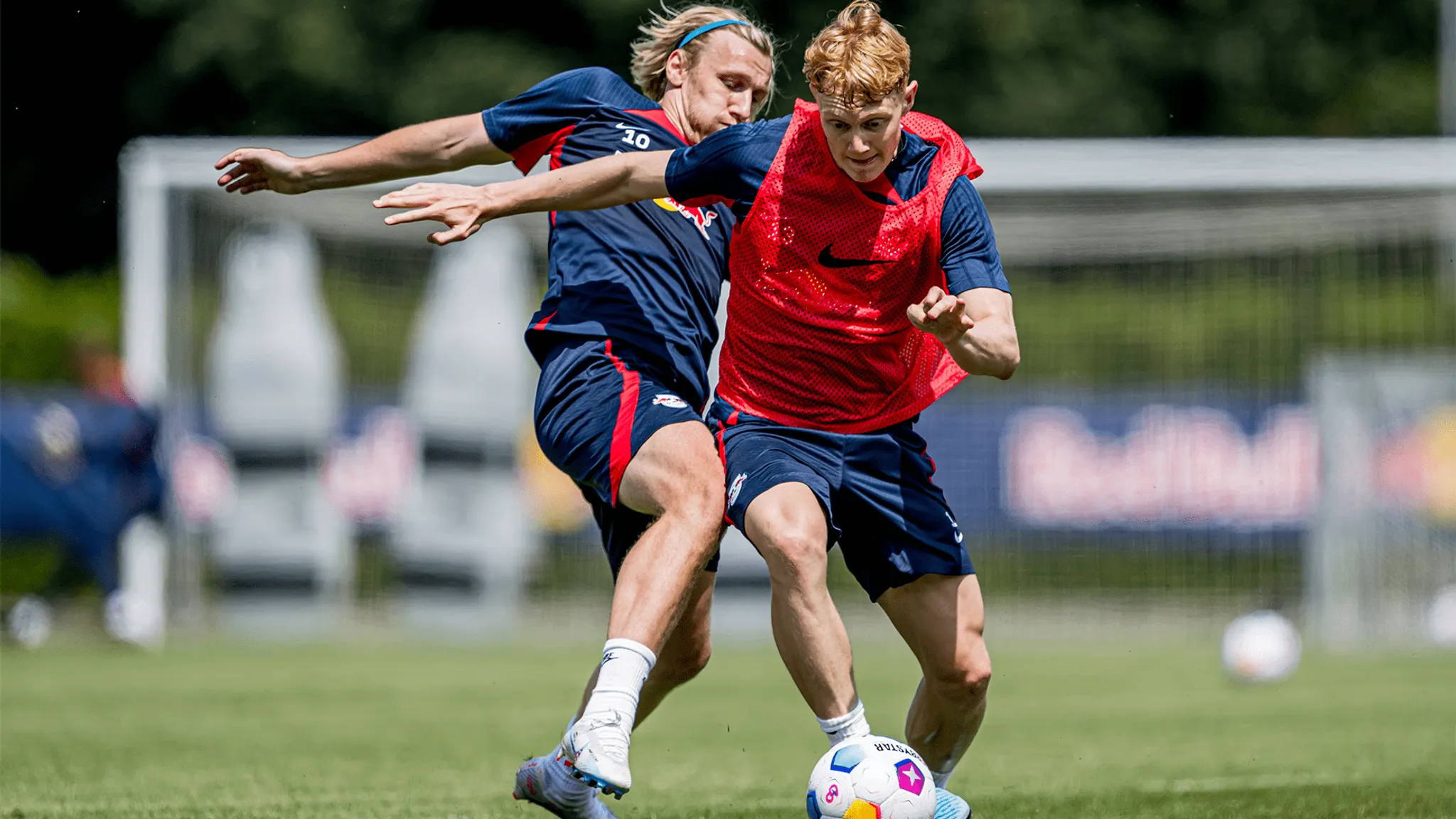 Nicolas Seiwald im Zweikampf mit Emil Forsberg.