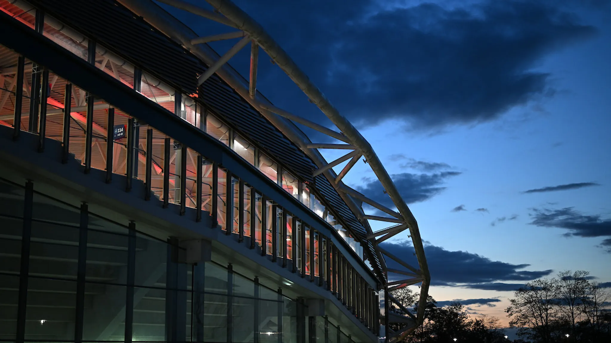 Die Red Bull Arena im Abendlicht.