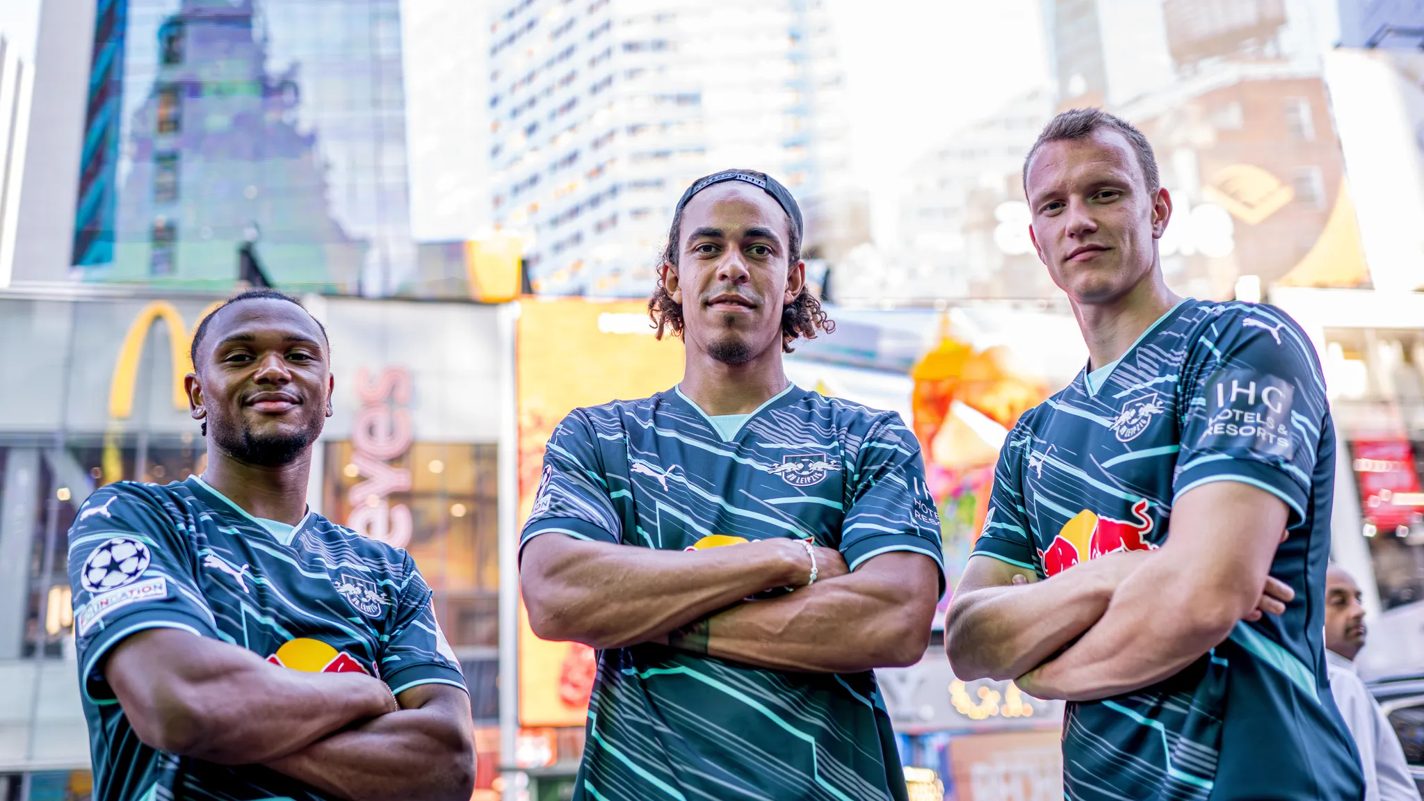 Lois Openda, Yussuf Poulsen und Lukas Klostermann auf dem Times Square.