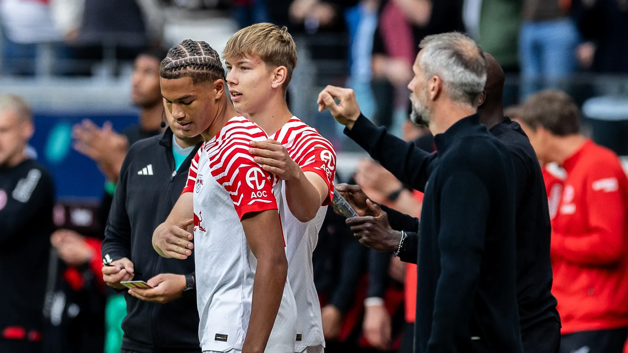 U19-Akteure Nuha Jatta und Jonathan Norbye feiern ihr Profidebüt. 