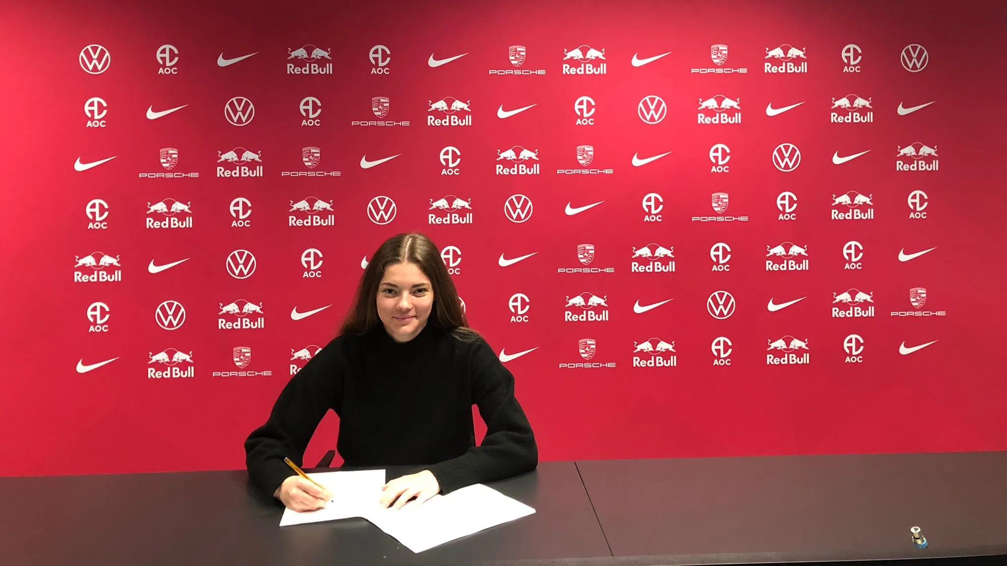 Julia Landenberger, Neuzugang bei den Frauen von RB Leipzig, unterschreibt ihren Vertrag.