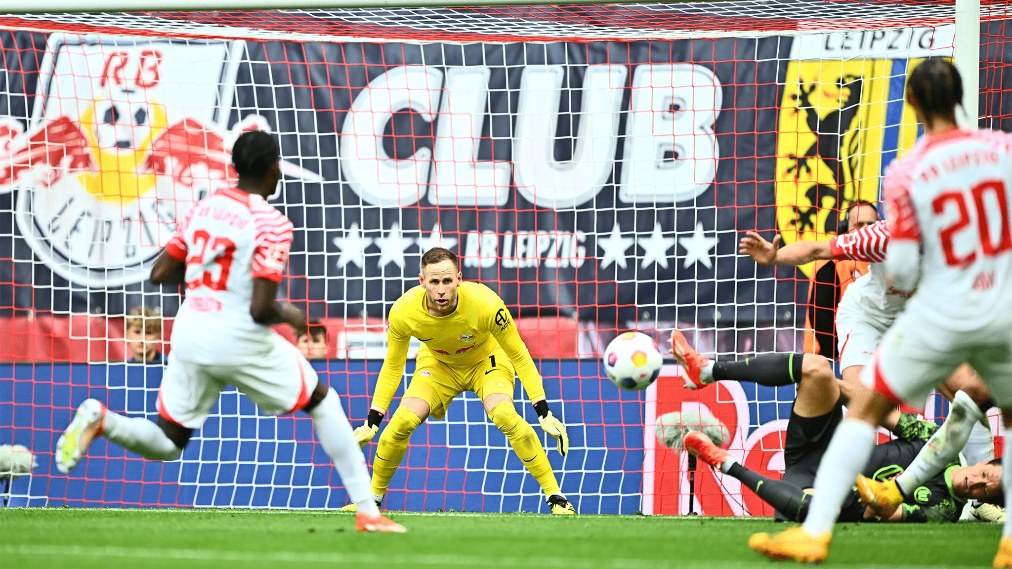 Peter Gulacsi musste in der 63. Minute erstmals richtig eingreifen.