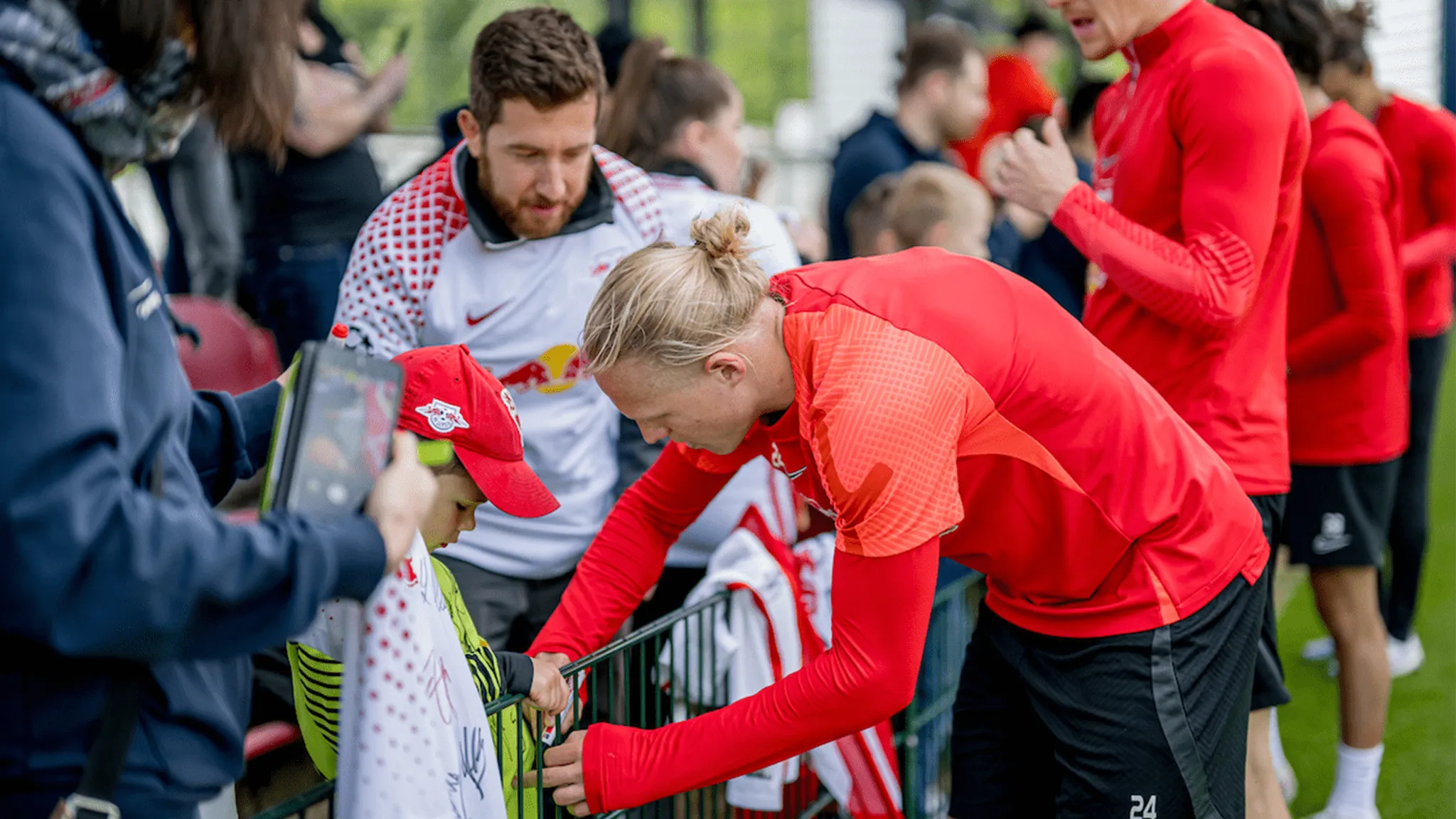 Xaver Schlager von RB Leipzig verteilt Autogramme beim Öffentlichen Training