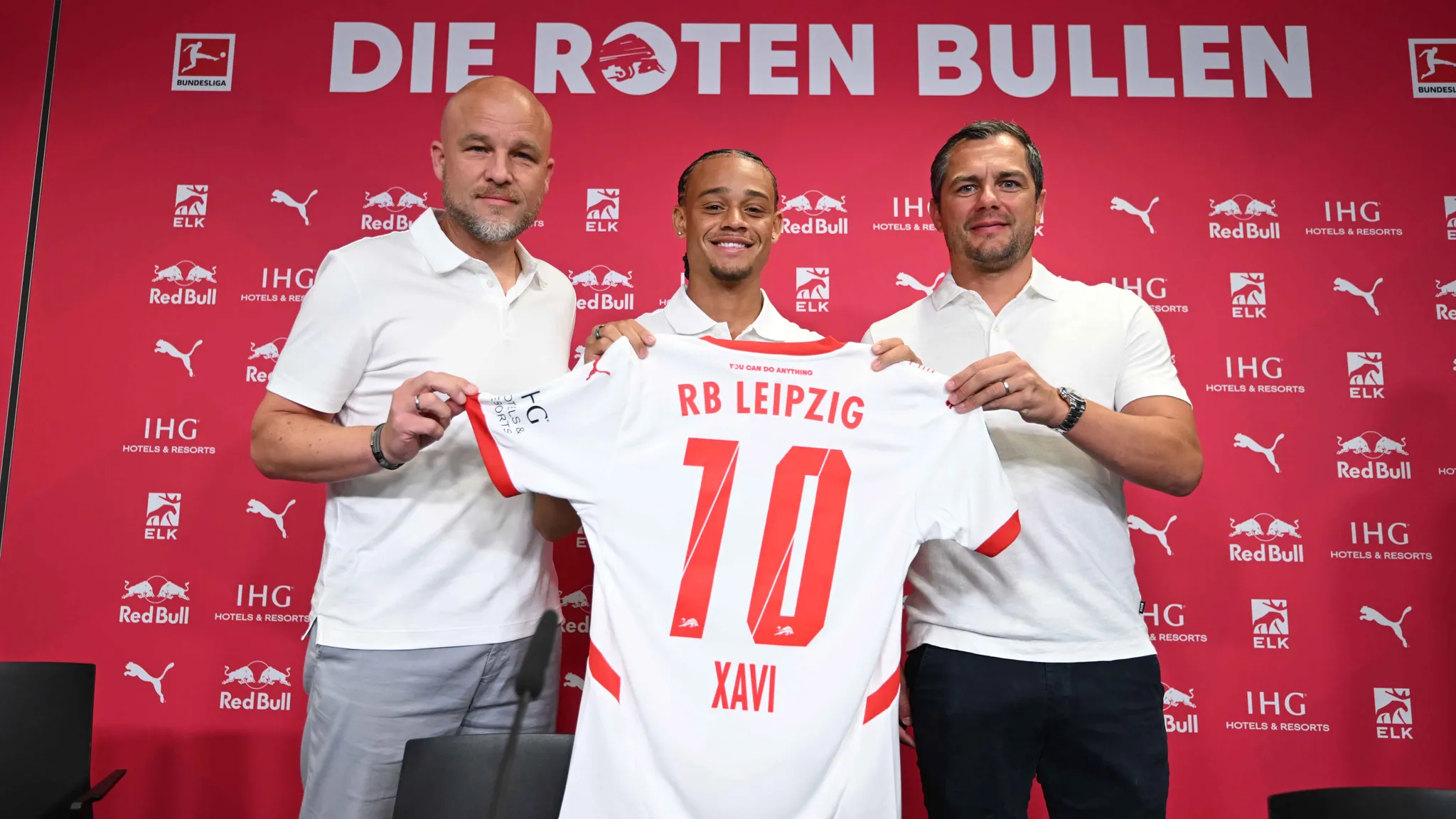 Xavi Simons, Marcel Schäfer and Rouven Schröder posing with Xavi's new number 10