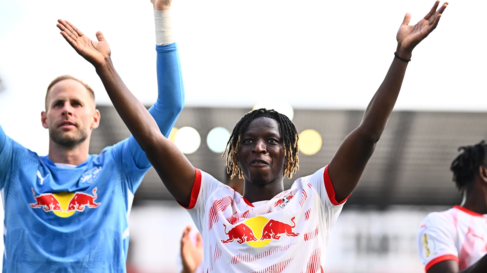 Amadou Haidara freut sich über den Sieg bei Rot-Weiss Essen.