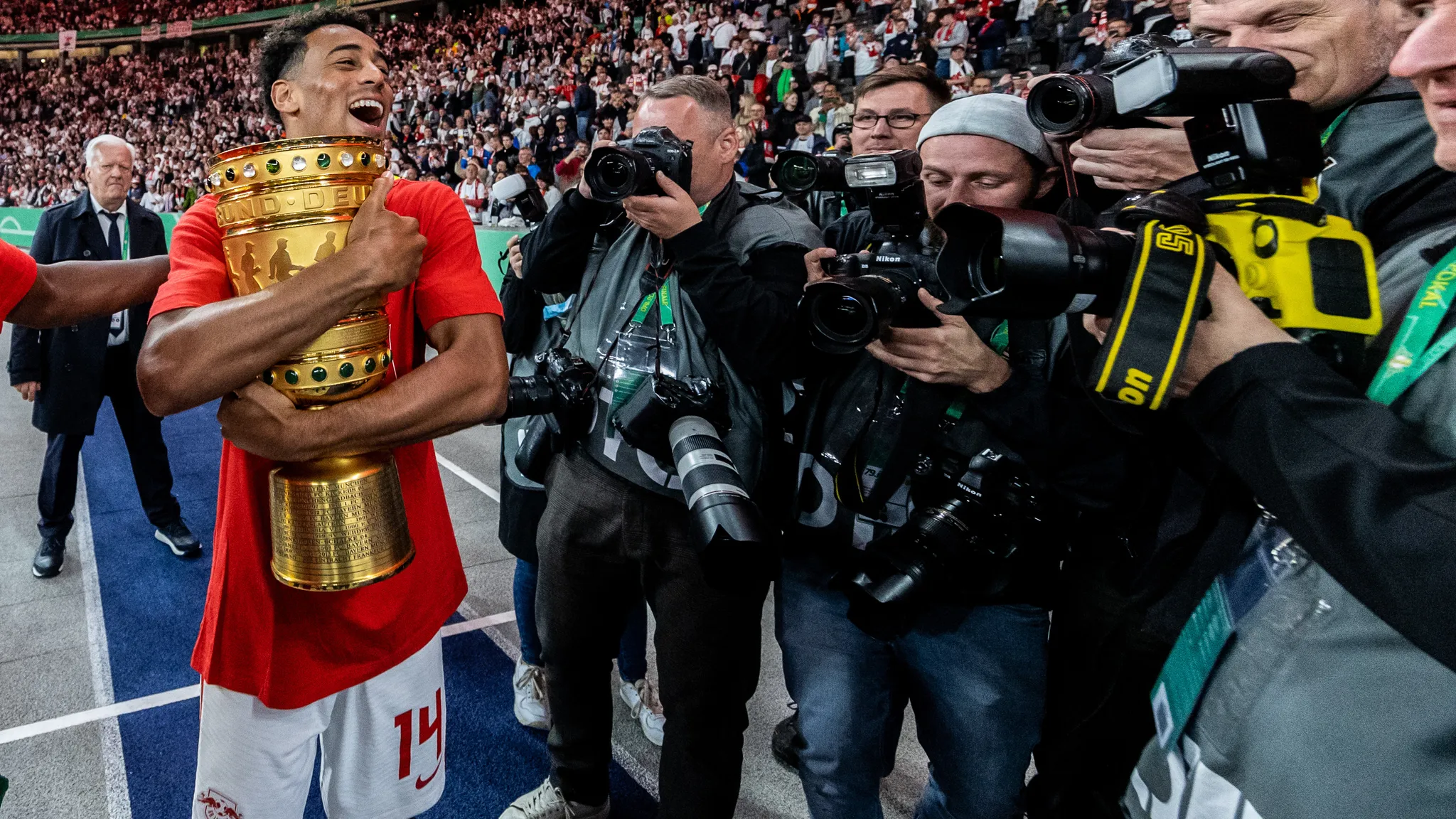 Tyler Adams mit dem DFB-Pokal.