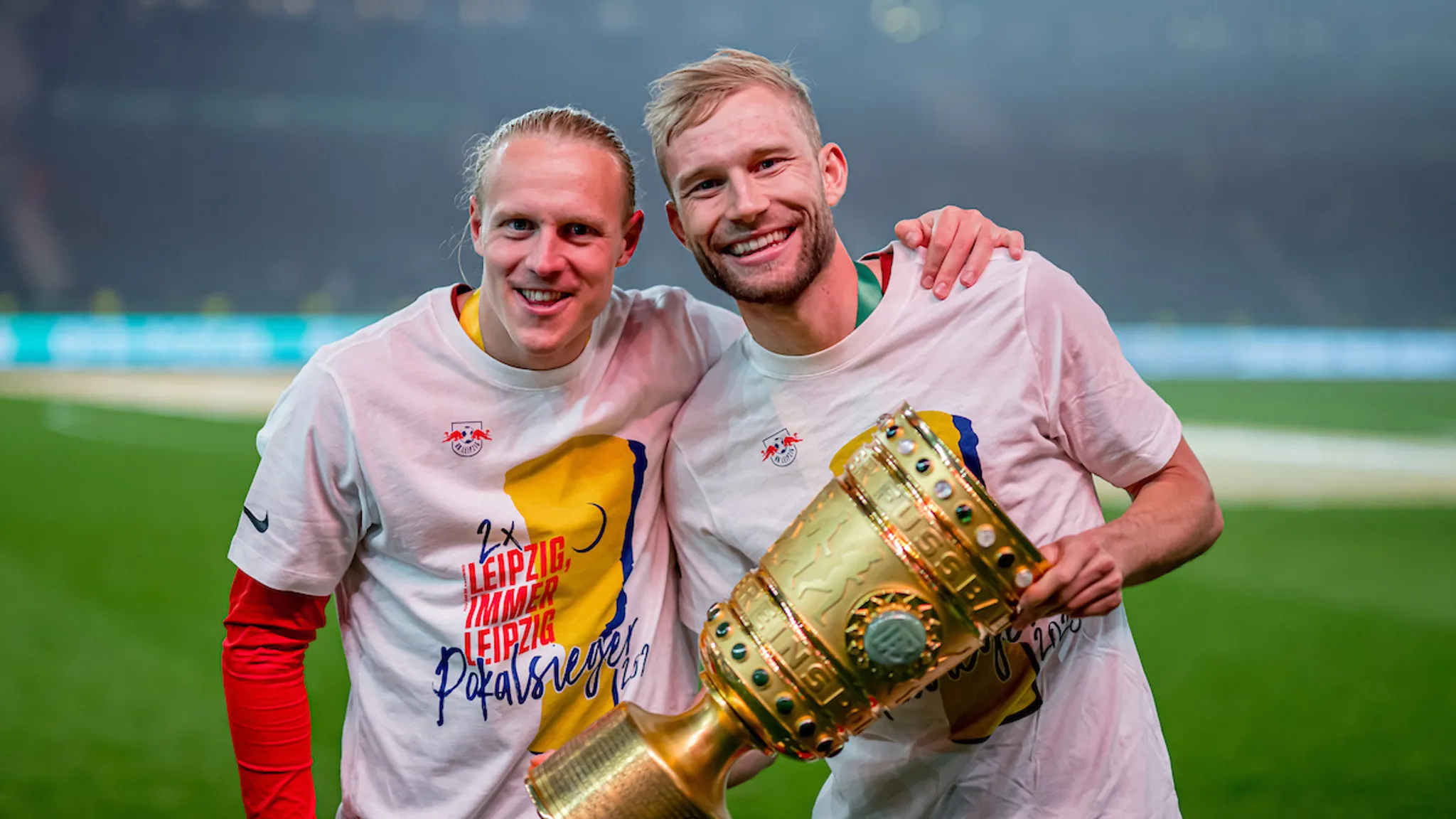 Konrad Laimer und Xaver Schlager präsentieren den Pokal.