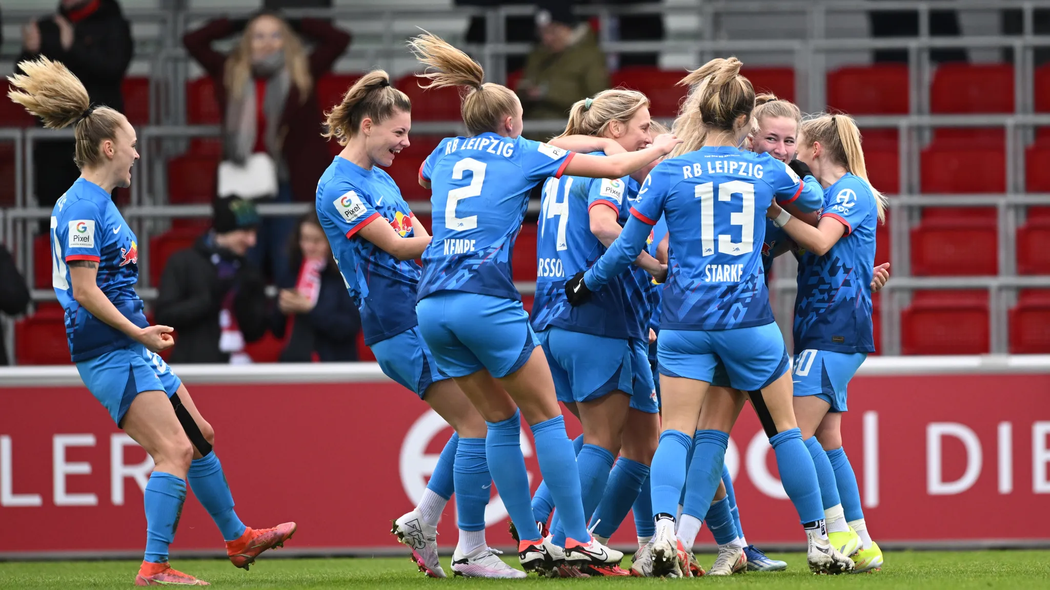 Die Frauen von RB Leipzig jubeln über den 2:1-Sieg gegen den 1. FC Köln.