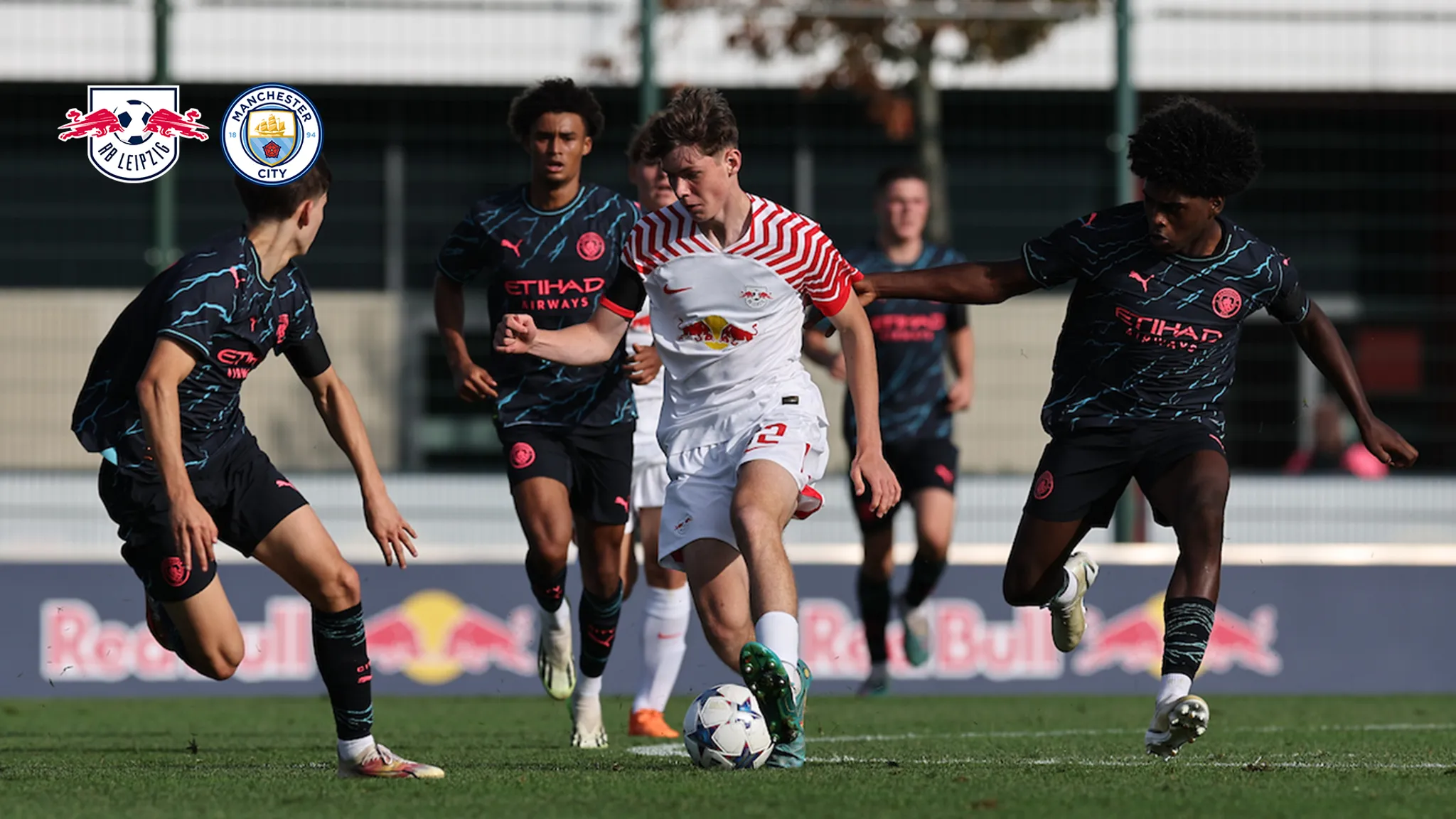 Arno Krause im Duell mit mehreren Spielern von Manchester City.