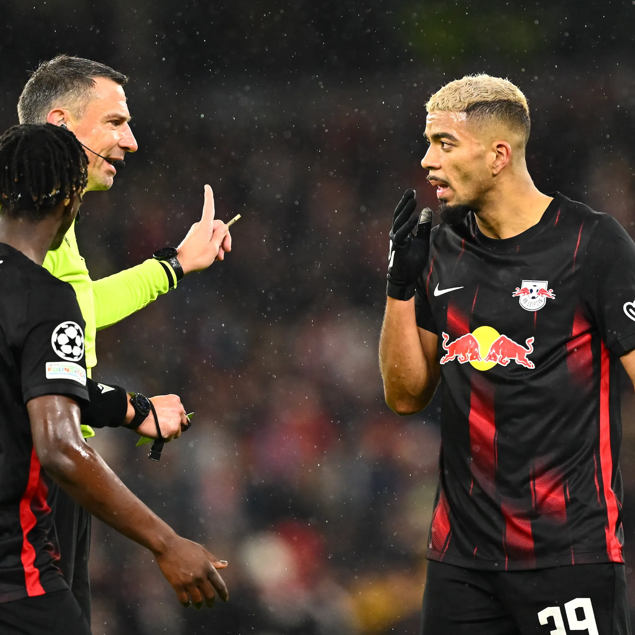 Benjamin Henrichs und Amadou Haidara von RB Leipzig im Rückspiel im Achtelfinale der Champions League gegen Manchester City