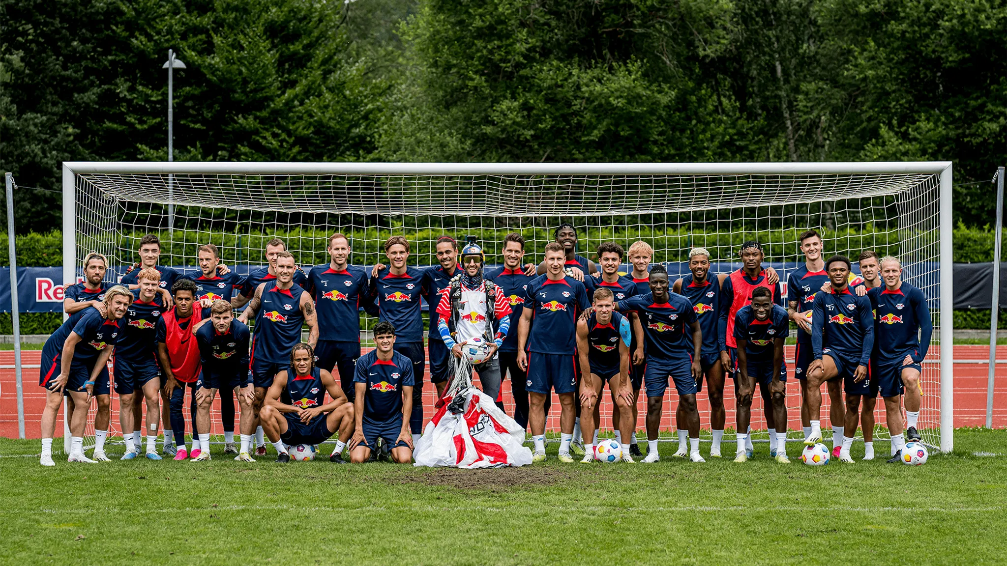 Das Team von RB Leipzig mit dem Überraschungsgast.