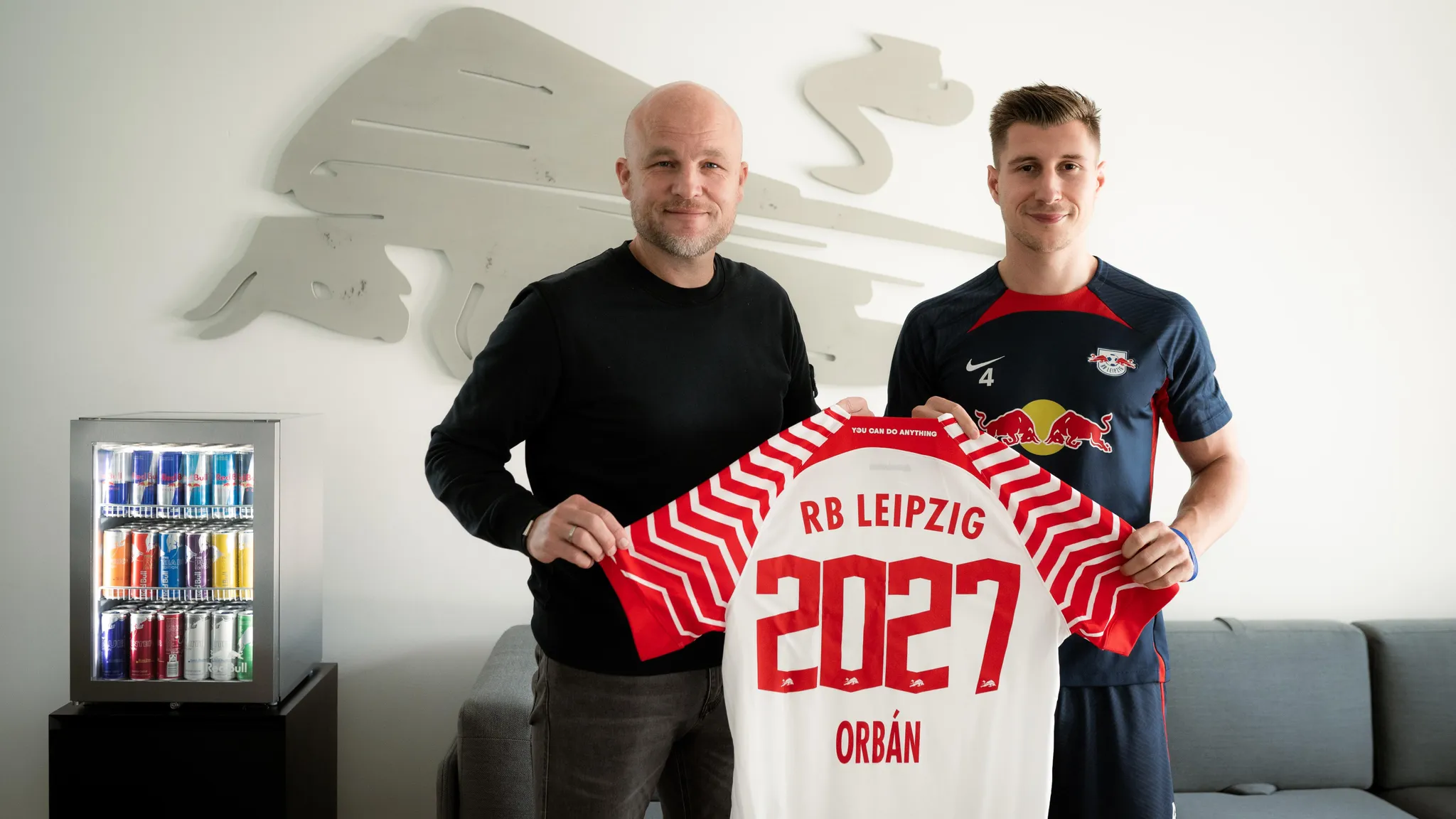 Rouven Schröder und Willi Orban in der Geschäftsstelle von RB Leipzig.