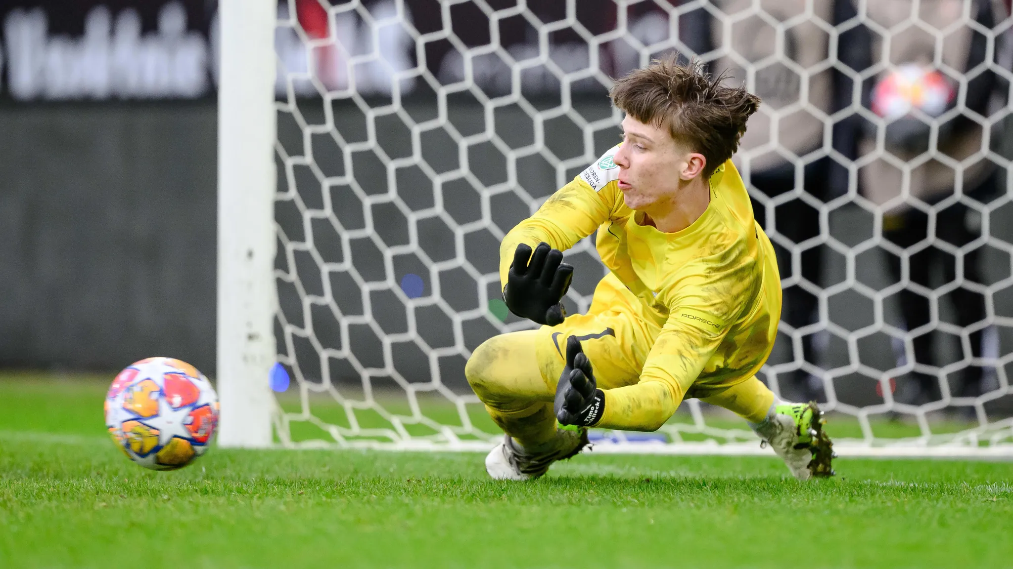 Timo Schlieck hält einen Elfmeter in den UEFA Youth-League-Playoffs.