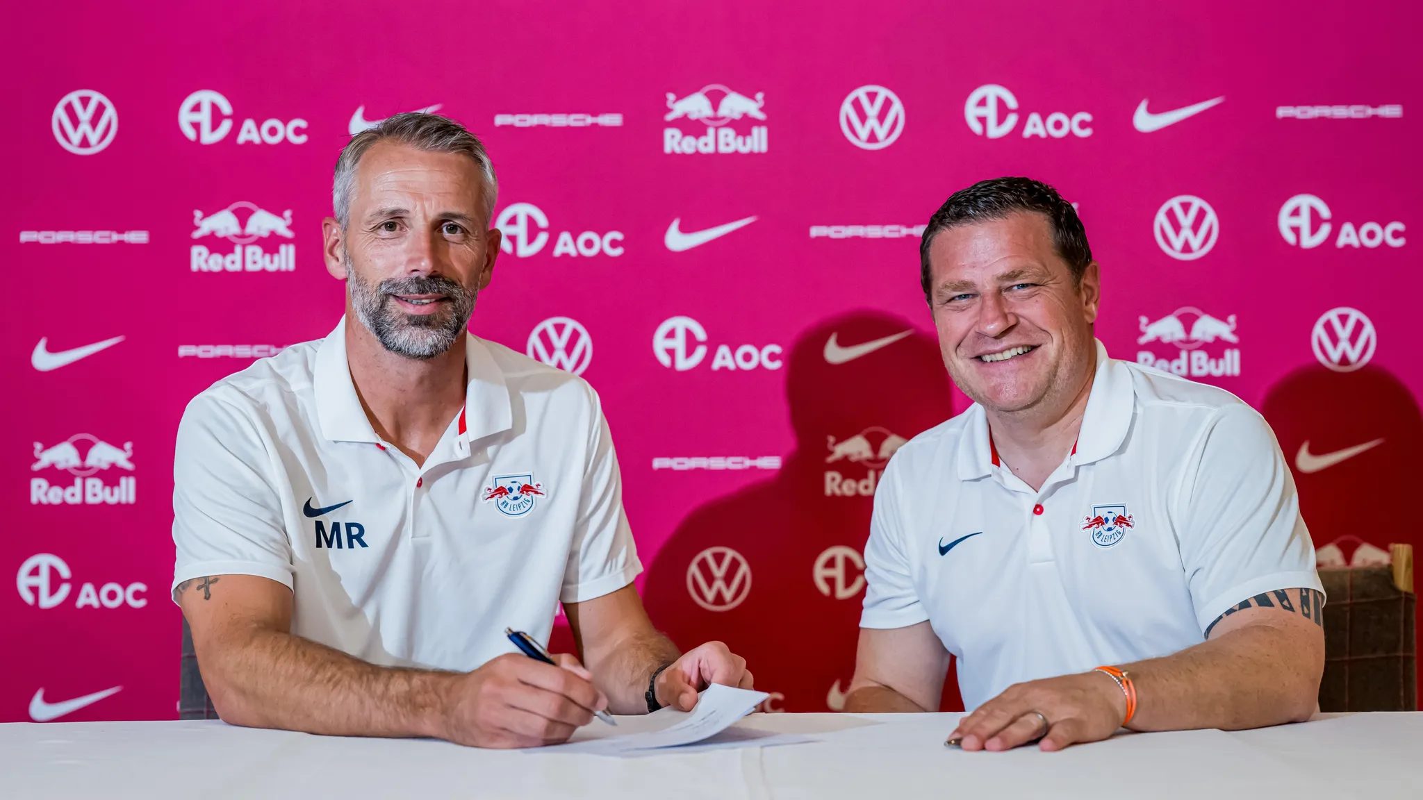 Marco Rose und Max Eberl bei der Vertragsunterschrift des Cheftrainers von RB Leipzig.