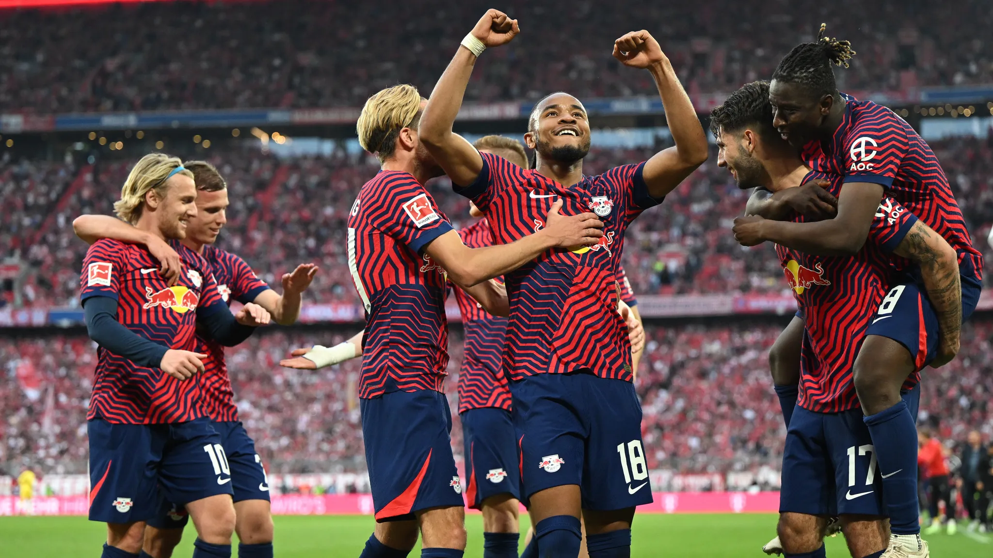 Die Leipziger feiern nach dem ersten Sieg beim FC Bayern München
