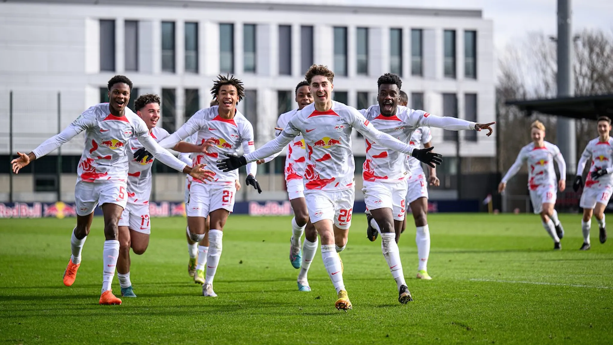 Die U19 von RB Leipzig jubelt über einen Treffer.