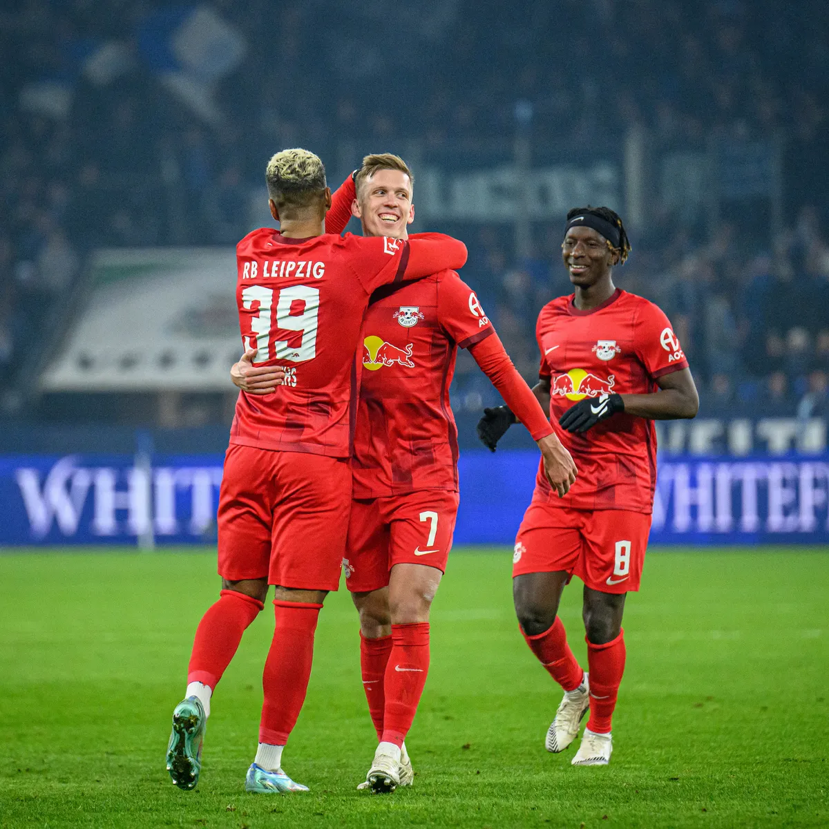 Benjamin Henrichs, Dani Olmo und Amadou Haidara von RB Leipzig jubeln.