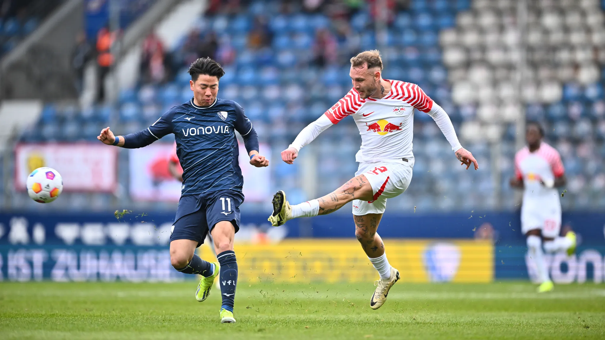 Langer Ball von David Raum, Takuma Asano kommt zu spät.