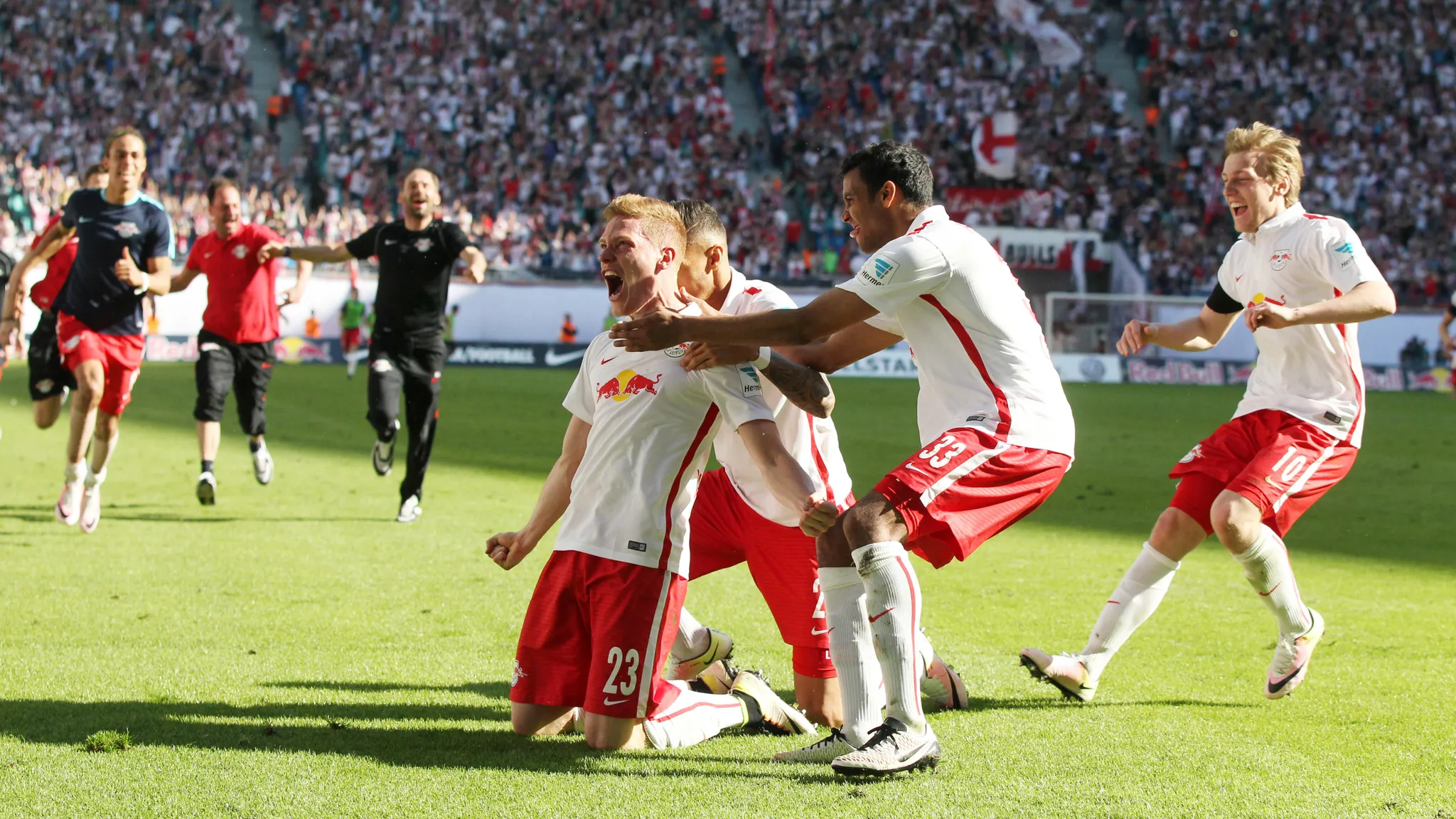 Marcel Halstenberg, Emil Forsberg and the other team members are happy about the promotion to Bundesliga.