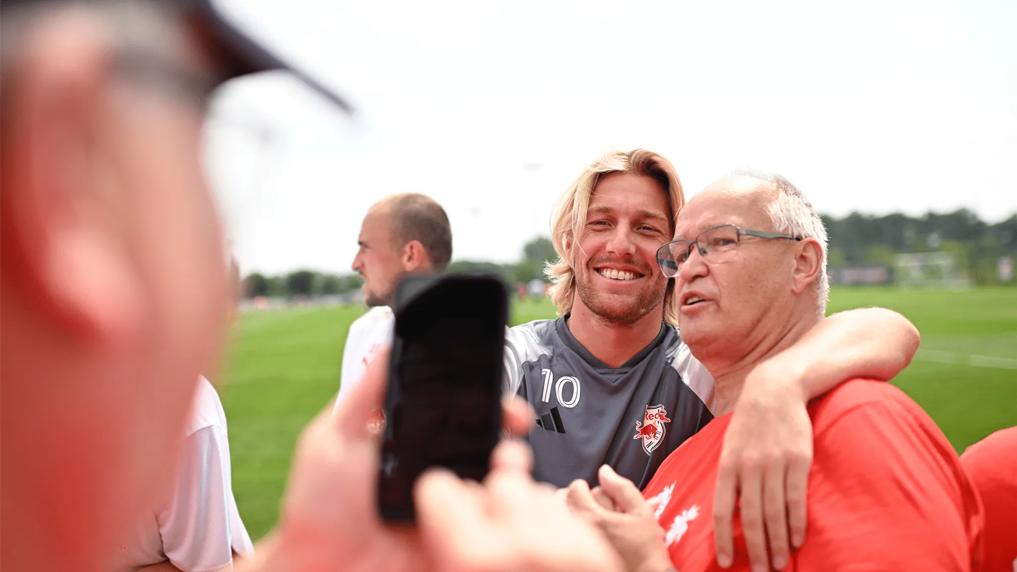 Emil Forsberg mit einem RBL-Fan.