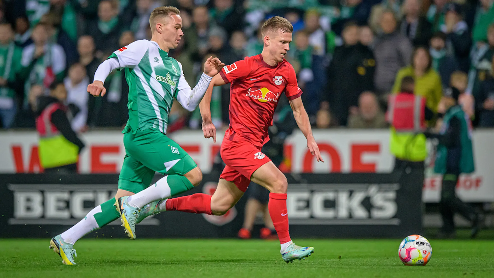 Dani Olmo von RB Leipzig im Duell mit Niklas Moisander von Werder Bremen.