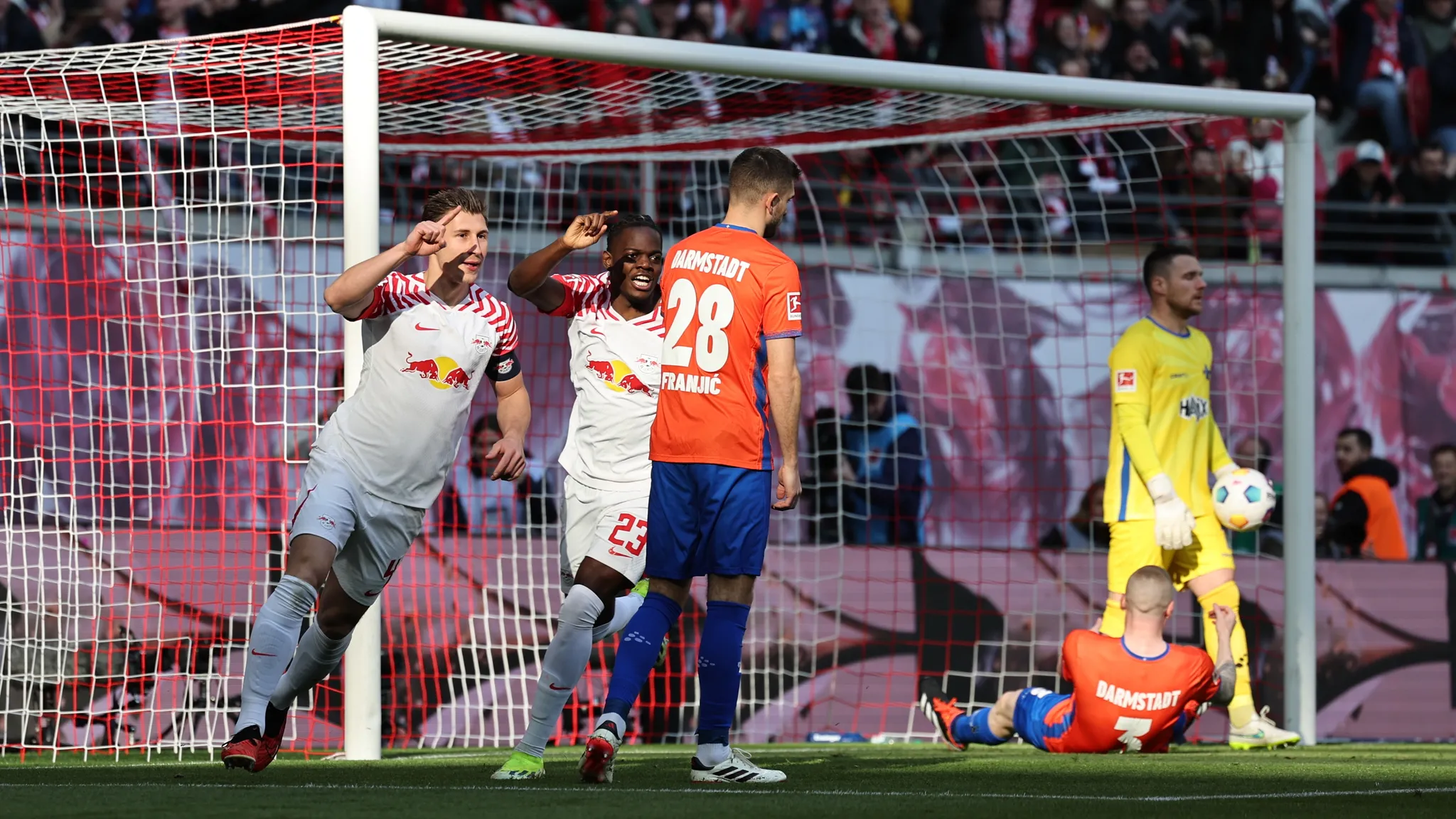 Kapitän Willi Orban dreht nach dem frühen 1:0 jubelnd ab.