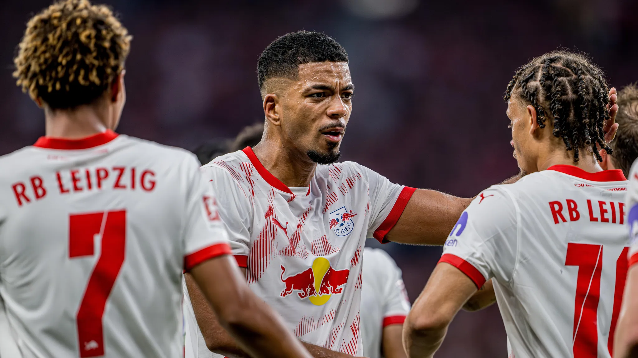 Benjamin Henrichs feiert sein 100. Bundesliga-Spiel für RB Leipzig.