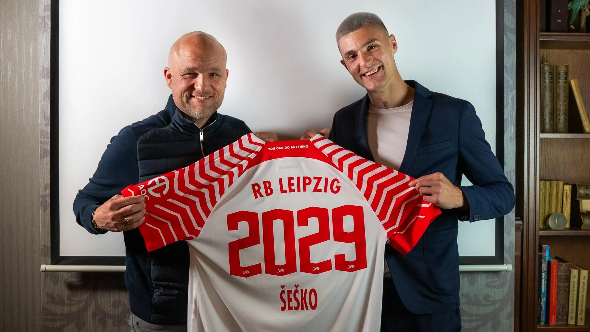 Rouven Schröder and Benjamin Sesko at the contract extension.