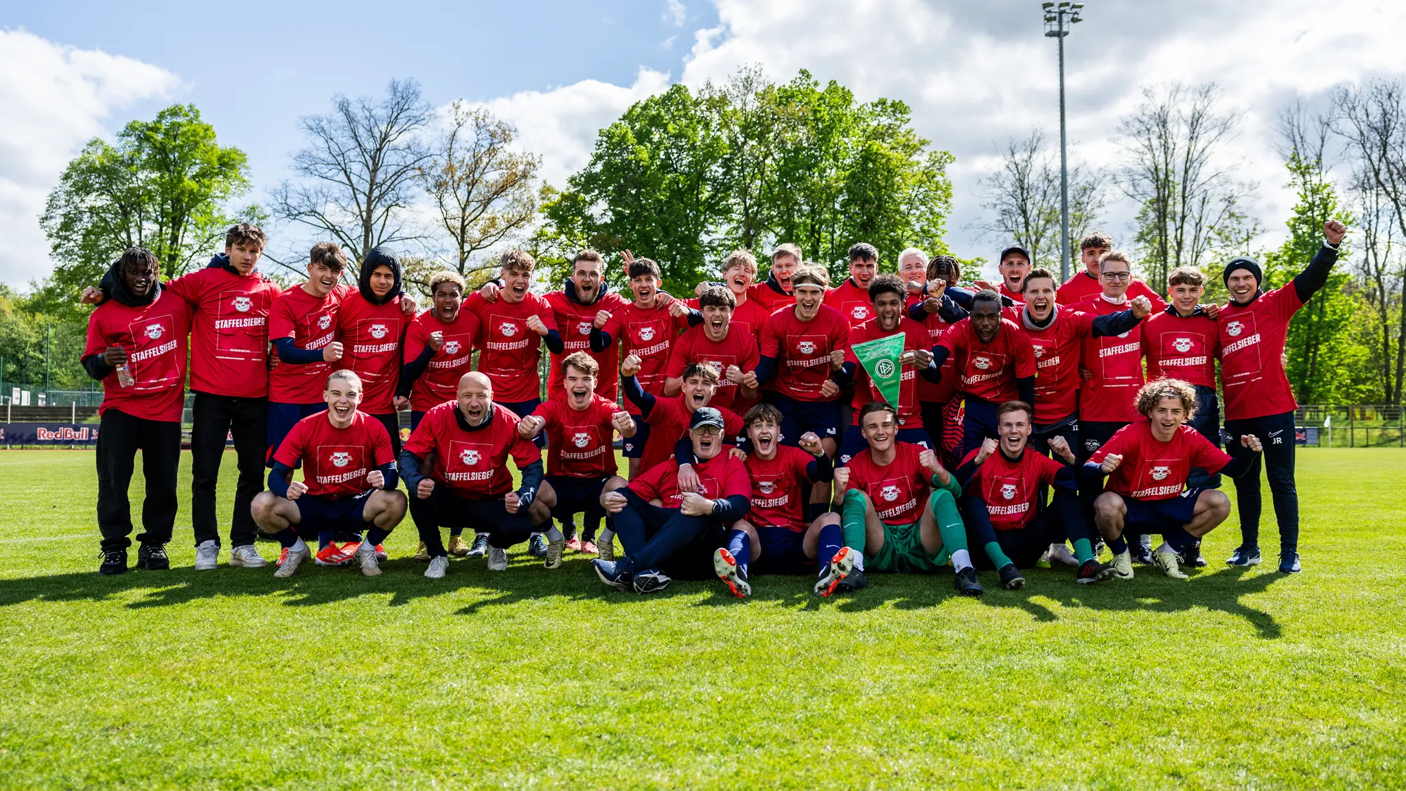 Die U17 feiert den Staffelsieg in der Junioren-Bundesliga Nord/Nordost.