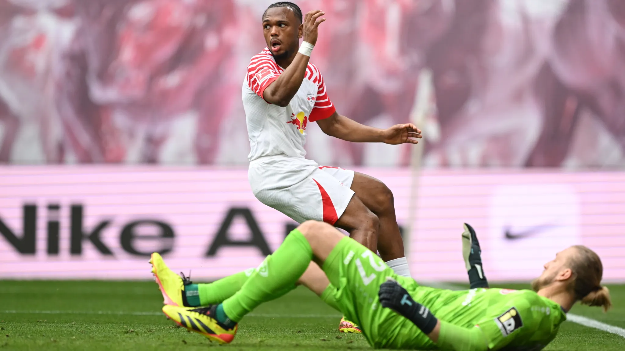In the first half, Lois Openda had a chance with his head, Mainz keeper Robin Zentner held strong.