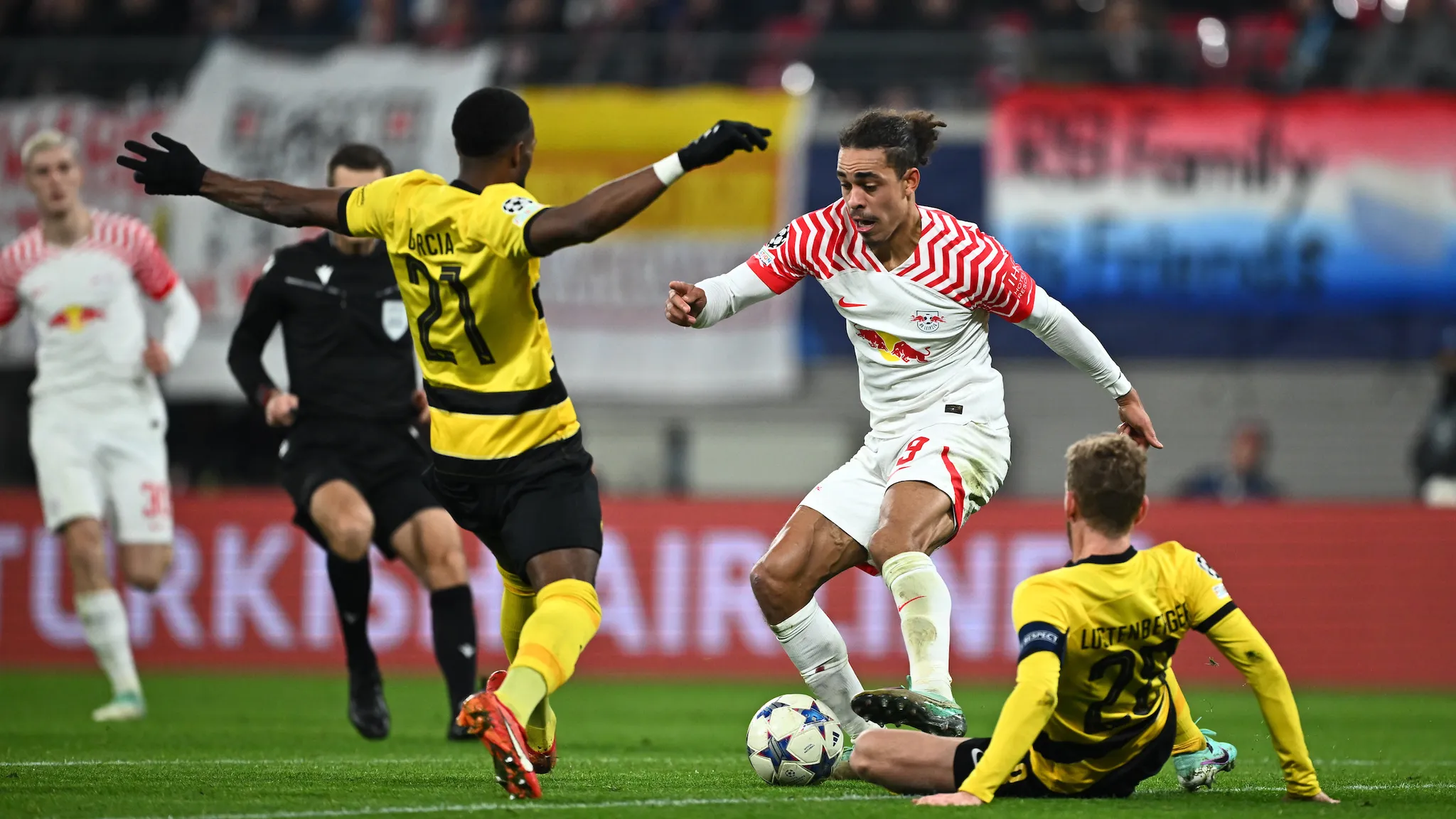 Yussuf Poulsen takes on two Young Boys players