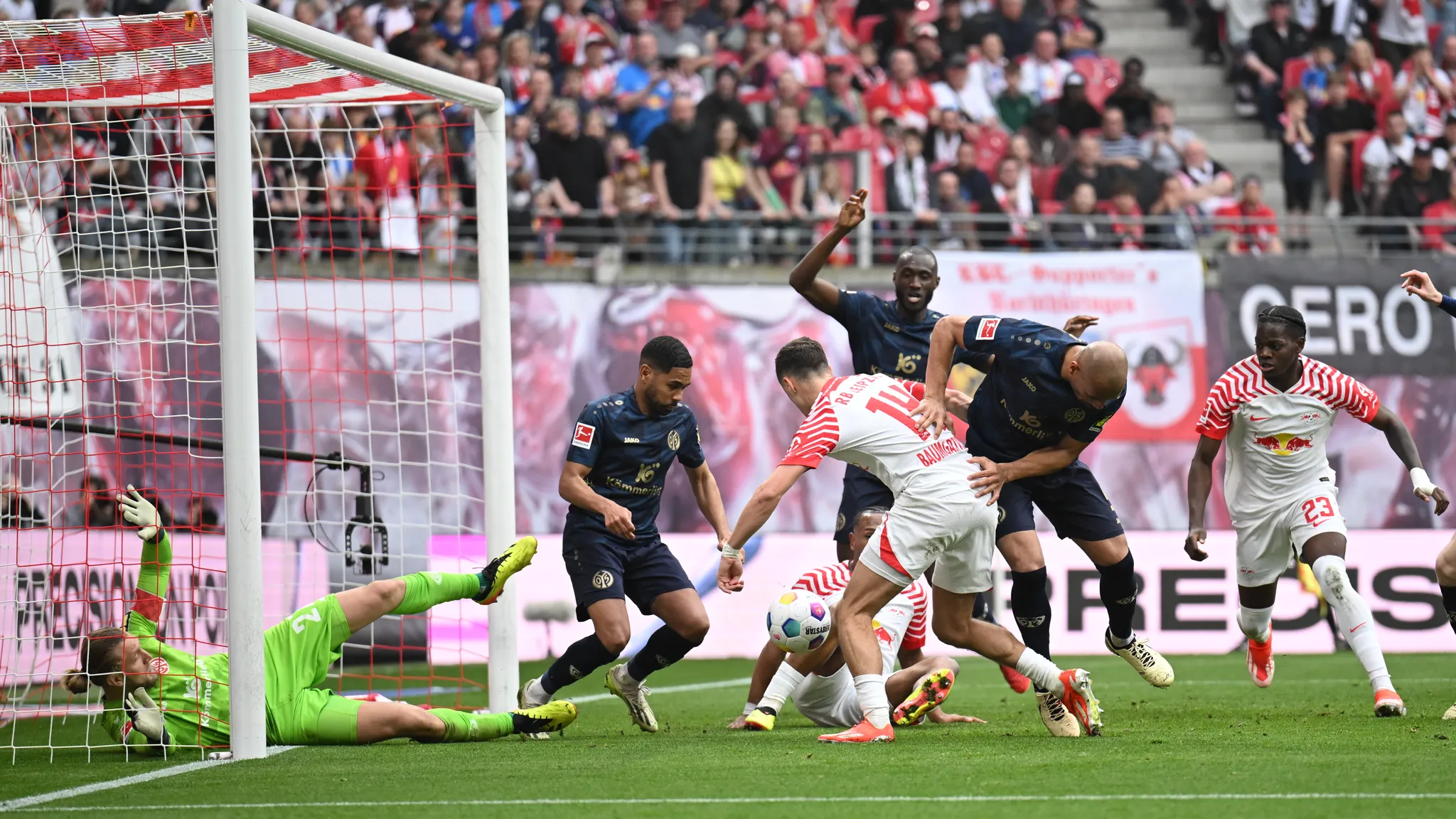 Leipzig chances arrived in the Mainz penalty area on several occasions.